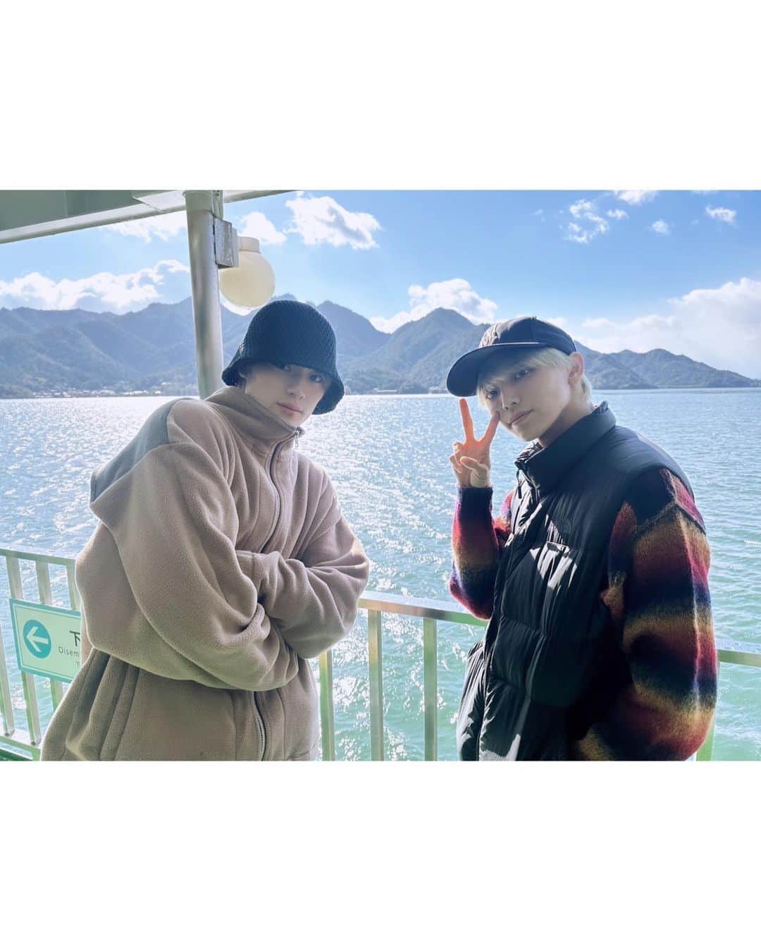 上村謙信/KENSHINのインスタグラム：「広島公演ありがとうございました！ ライブ前には宮島へ行き厳島神社を見ることができました。感動..! そして、牡蠣が想像を絶するほど美味しすぎたありがとう 鹿さんも可愛すぎた。 次は、哲汰も入れて6人で広島行きます！！待っててね！！  #永玖と甘酒」