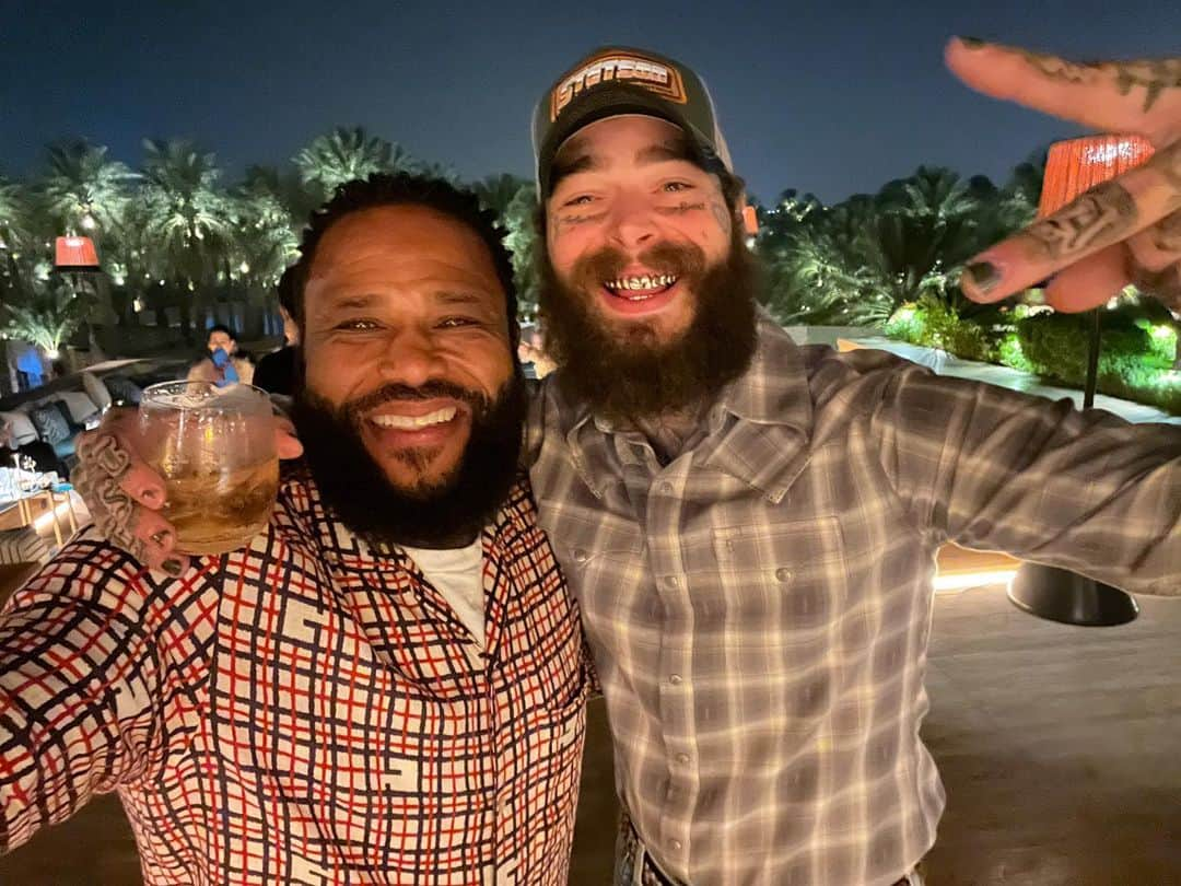 アンソニー・アンダーソンのインスタグラム：「Minding my business in Saudi and look who I bump into. @postmalone @amirkingkhan I walk into a dressing room and @shaolindaillest and crew started chanting “whoop Dat trick” Our art is amazing. It traverses the world and connects us all! Thanks for the hook up @saud.013 and Post you put on a great f*cking show! #saudi #justakidfromcompton #huskyandhandsome #acbarbeque」