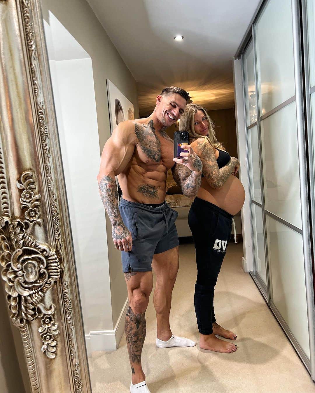 のインスタグラム：「35 weeks & counting💙Scared & nervous but never been more ready to be a Dad🙏 @lilliestokesx #family」