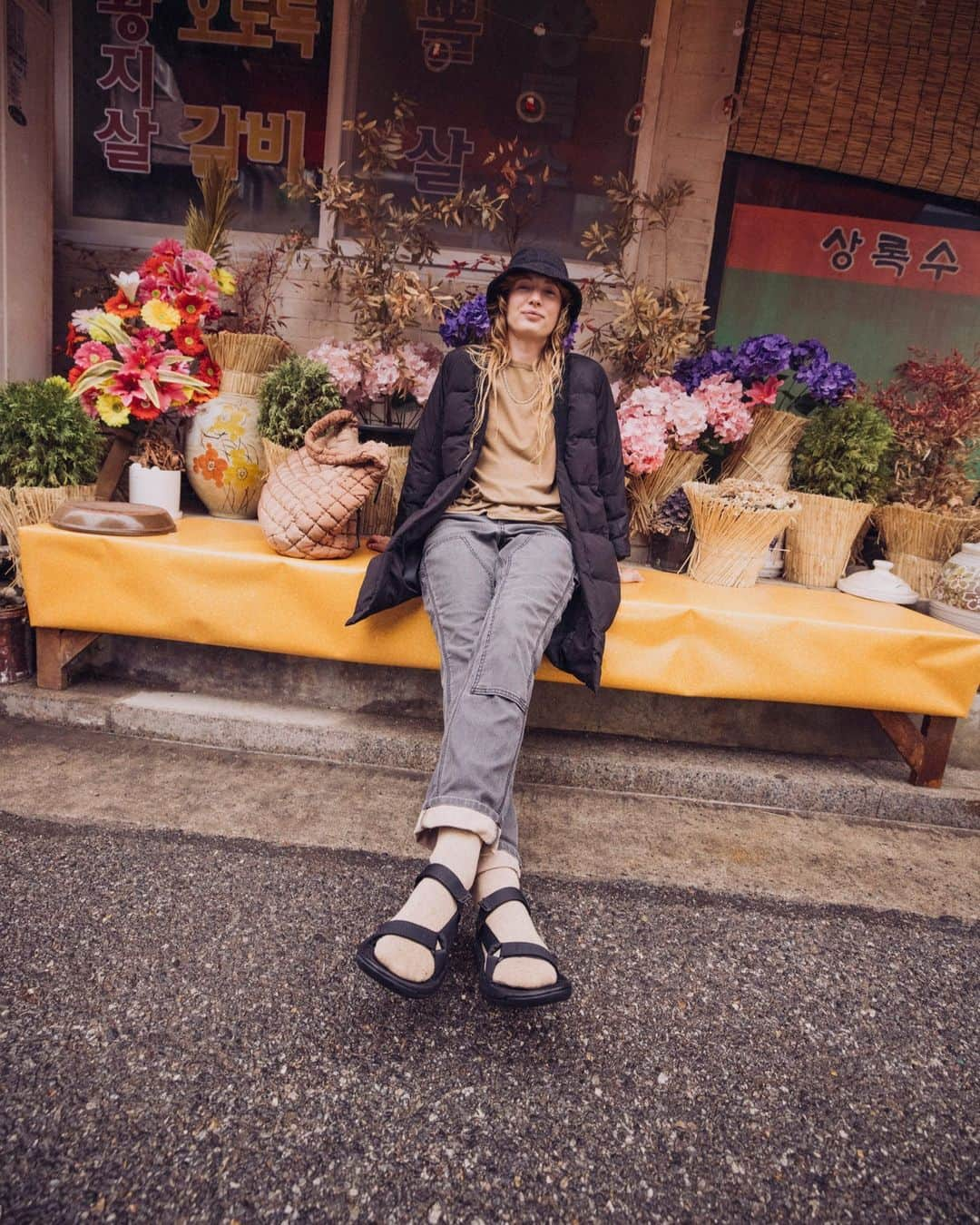 Tevaさんのインスタグラム写真 - (TevaInstagram)「Fall style tip: #SocksAndSandals will make you feel 💯.  📷: @steveakation」11月19日 0時01分 - teva