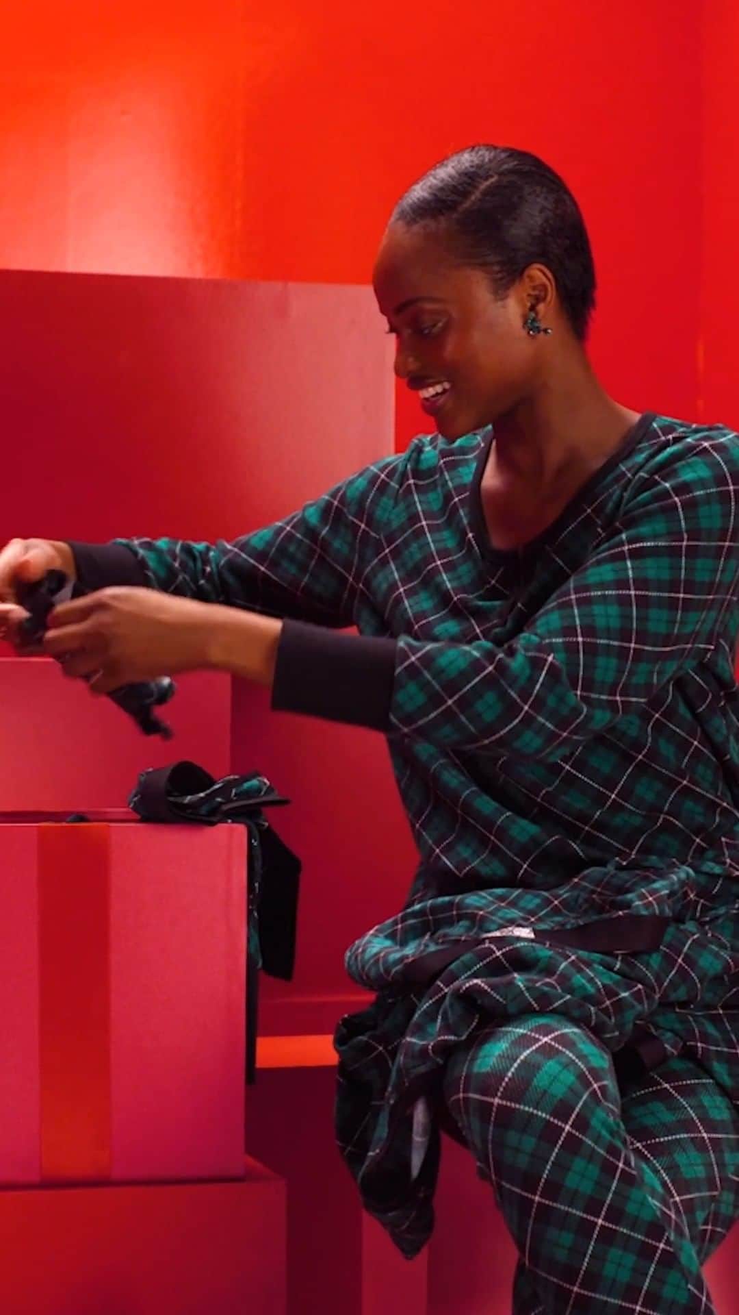 ヴィクトリアズ・シークレットのインスタグラム：「From chic velvet to festive flannel, we have a set of PJs for everyone on your list. Right now, (almost) everything is 30% off, so their new favorite Pajamas most likely are, too.」