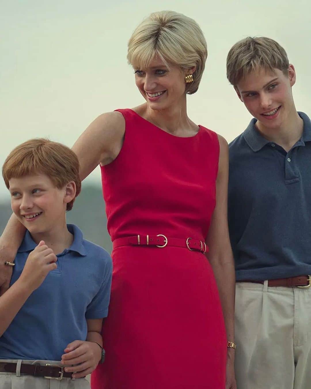 ELLE DKさんのインスタグラム写真 - (ELLE DKInstagram)「Igen er det #ElizabethDebicki, der indtager rollen som #PrinsesseDiana i første del af sidste og længe ventede sæson af #TheCrown, som netop har haft premiere på #Netflix.   Udover at iføre sig detaljerige fortolkninger af nogle af prinsessens mest kendte looks i serien, hyldede skuespilleren også Diana på sin helt egen måde med sit garderobevalg til premieren. Se hvordan via link i bio.   Foto: Netflix」11月18日 23時31分 - elledanmark