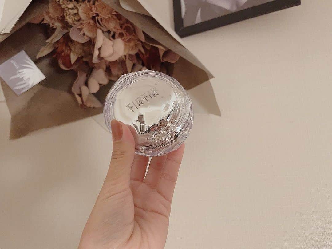 MAIのインスタグラム：「@tirtir_jp_official . . . 💎TIRTIR MASK FIT CRYSTAL MESH CUSHION💎  4秒に1個売れているTIRTIRで 一番注目されている人気商品の 【MASK FITクッションシリーズ】 から 新感覚メッシュタイプのクッションが 新発売するよ〜♡  私はTIRTIRの下地も使ってるから 一緒に使うと本当に最高なのよ！  いろんなクッションファンデ使ってきたから 比較すると本当にいいので、何がいいか書いていくね〜♡  まず、パウダーと相性がとてもいいから、 マット肌にしたい時はメッシュクッションの上にパウダーをするといい感じ！ もちろんパウダー塗らなければ 艶肌も演出できる！  あとね、 パフで重ねる回数で ナチュラルメイクからしっかりカバーまで 仕上がりをコントロールできるのが 最強なのよ〜  ちょっと赤み強いなってところとか カバーカが欲しい部分に多めに塗布すれば しっかり隠れるし、 最近冬になってきて乾燥が気になるから この時期にぴったりなグロウクッションなの♡  密着力が高いクッションファンデを お探しの人にはぴったりだと思う！♡  季節の変わり目で肌質が変わる方でも使える万能コスメだよ〜♡  #PR #TIRTIR  #マスクフィットクリスタルメッシュクッション #マスクフィット #マスクフィットシリーズ　#最強ベース」