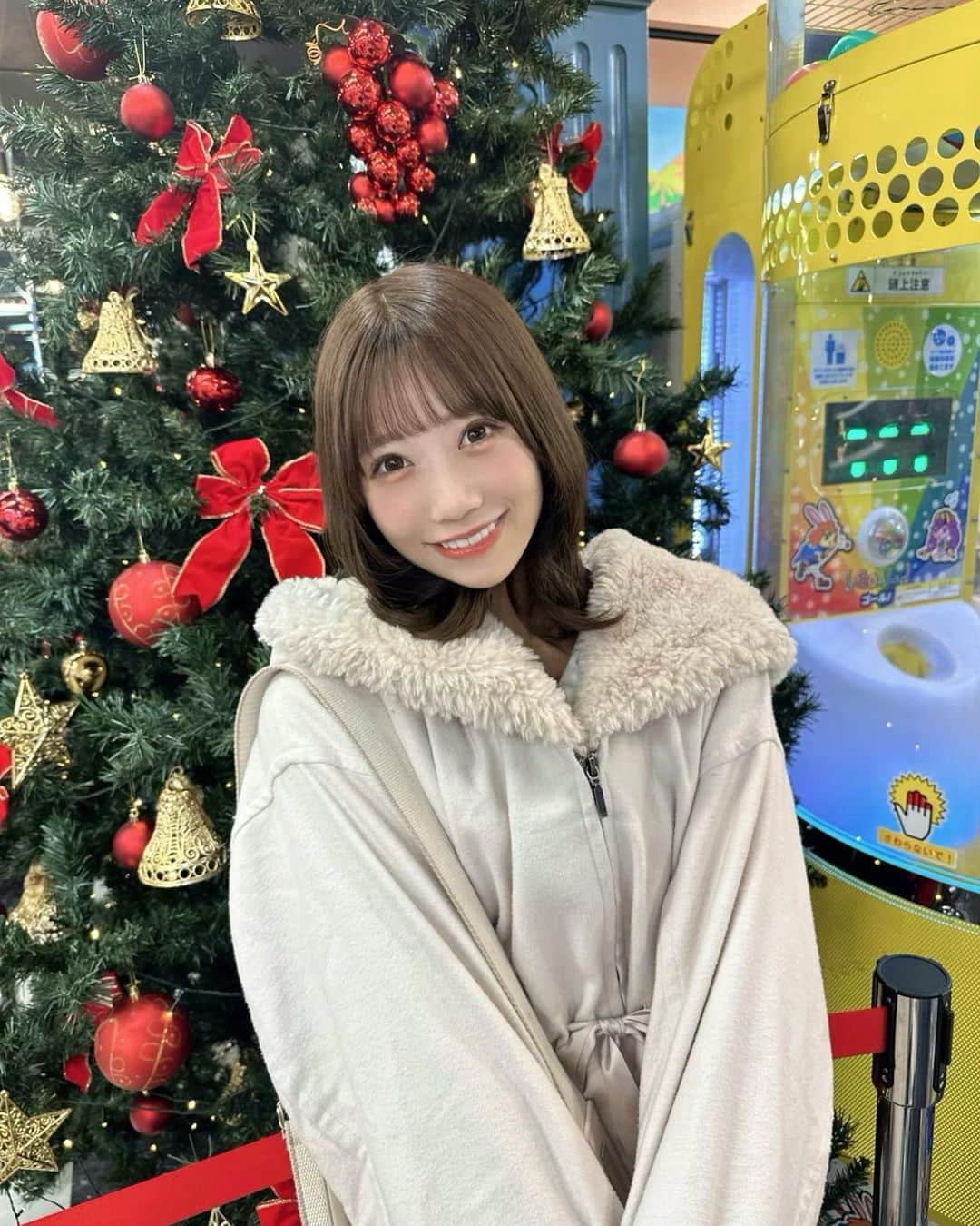 坂本夏海のインスタグラム：「🧸♥️  クリスマスネイルにしたよ 💅🏻  でも、そういえばまだ11月半ばだったので ネイルの周期的にクリスマス迎える前に変えなきゃだ💭笑  気分はもう12月です🎅🏻🎄」