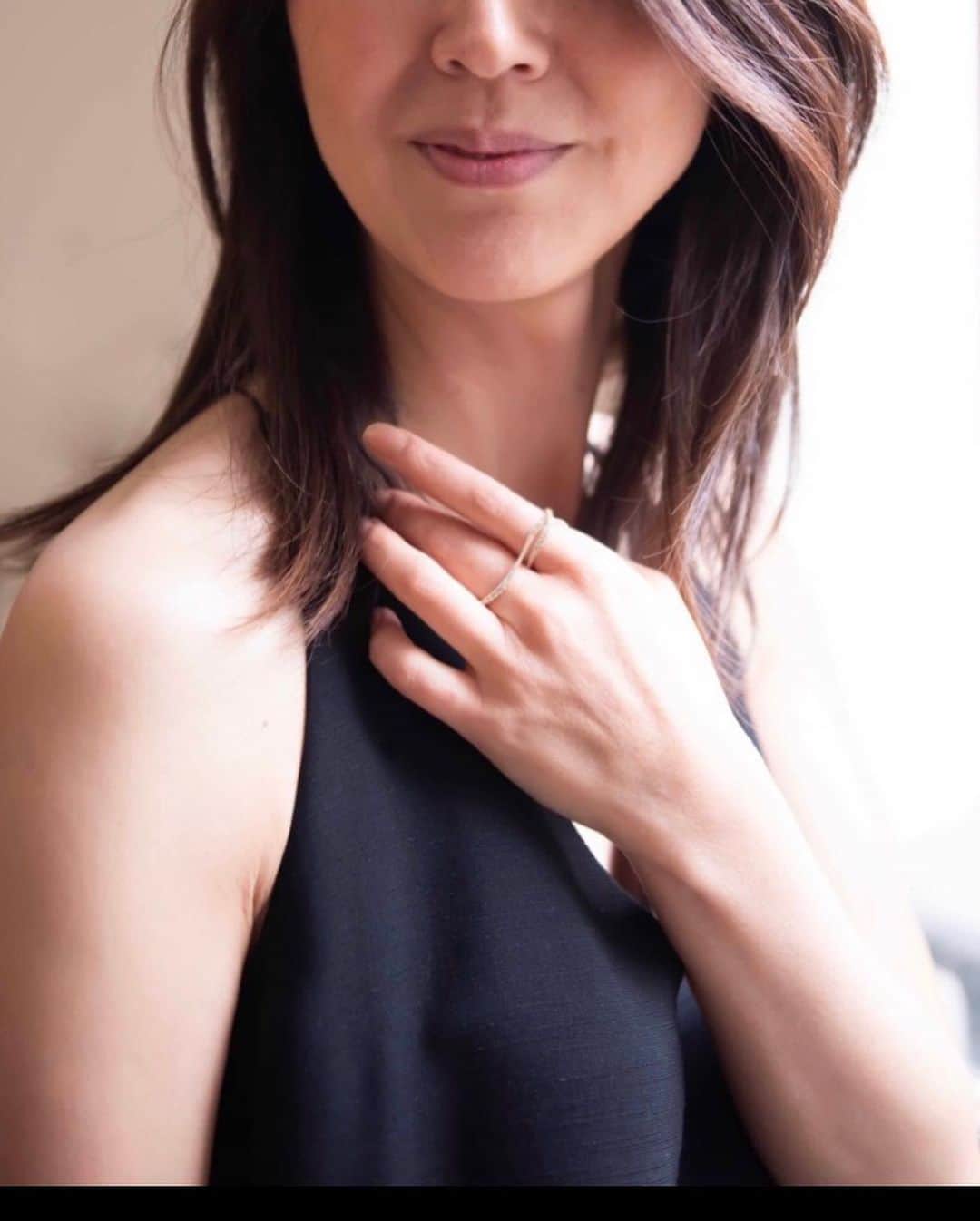 雨宮塔子さんのインスタグラム写真 - (雨宮塔子Instagram)「大人になってからできた友人の中には、出会いを手繰り寄せた人っていますよね。 ジュエリーデザイナーの麗子さんはそんな女性の一人。 共通の知人はいたけれど、お互いに会いたいと一歩を踏み出さなければ決して出会えなかった人。 その名の通り麗しい容姿に恵まれながら、その美しさに甘えない、強さと逞しさを秘めた女性です。　  私は本来時計好きで、どちらかというとリングはほとんどしないのですが、麗子さんがデザインしたこちらのリングは例外的で。 ダブルフィンガーというのが今の気分です💕 夏に日本でオーダーしたものがパリに届き、嬉しくてしょっちゅう身につけています。  @jg_reiko  @jg_minamiaoyama web: https://jg1999.jp #こちらはjg minamiaoyama店の #5周年の記念モデルです #本物を少しずつ」11月18日 23時34分 - amemiya.toko