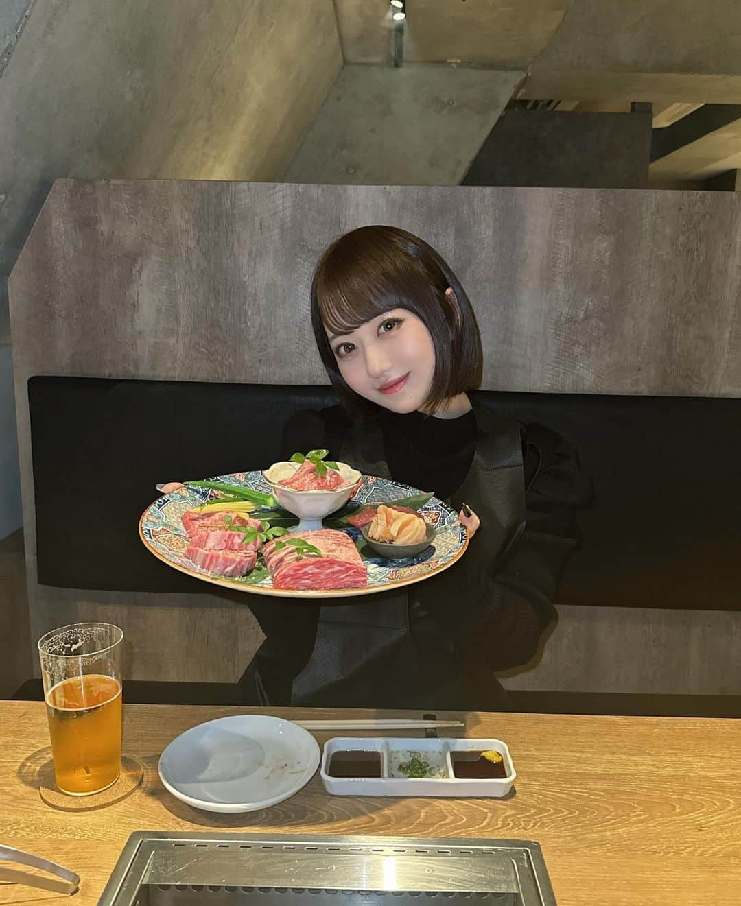 MI-MIさんのインスタグラム写真 - (MI-MIInstagram)「恵比寿にある焼肉一七三向山へ🫶 一七三コースをいただきました!!  韓国人料理長が作った本気の前菜12種をはじめ、 厳選されたお肉やデザートまで 全てが絶品すぎたぁ🥺❤︎  ユッケがニコちゃんになってるのも 可愛くて見た目からも楽しめた☺︎  カウンター、テーブル席どちらもあるから 食事会やデートなど場面によって使い分けも🙆  なんとペットokの焼肉屋さんなので わんちゃんを連れてくるお客さんも結構多いみたい🐩🩷  📍住所 東京都渋谷区恵比寿南1-13-3  GOLDビル5階  PR @yakiniku173_mukouyama #焼肉一七三 #焼肉コース #恵比寿焼肉 #個室焼肉 #カウンター焼肉 #ペットOk #渋谷焼肉 #渋谷区グルメ」11月18日 23時41分 - mii__mi.chan