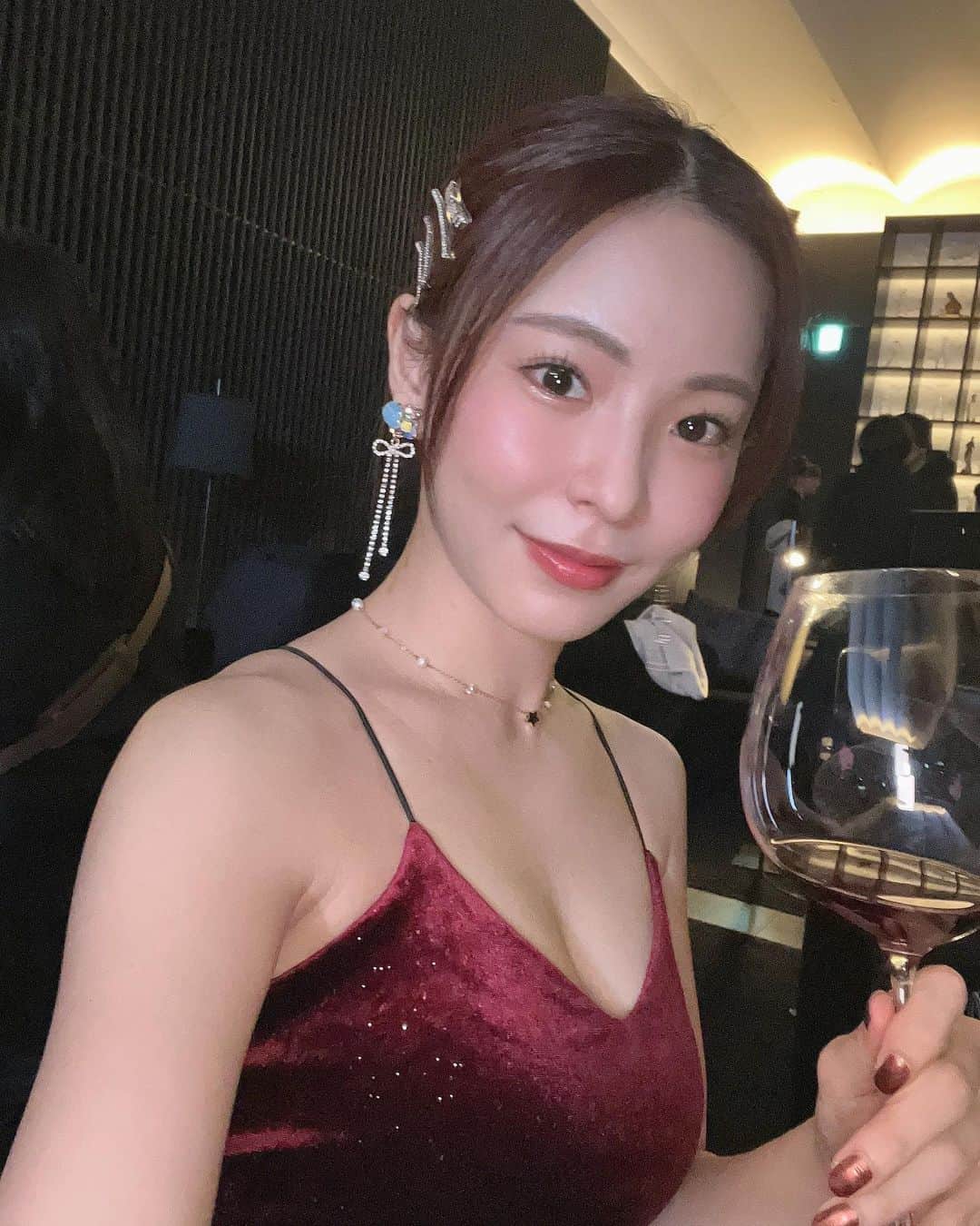 河村美咲のインスタグラム：「おめかししてワイン🍷🍷🍷 @temu  のワンピース　ベロアでかわいい♡  #ベロア #PR」