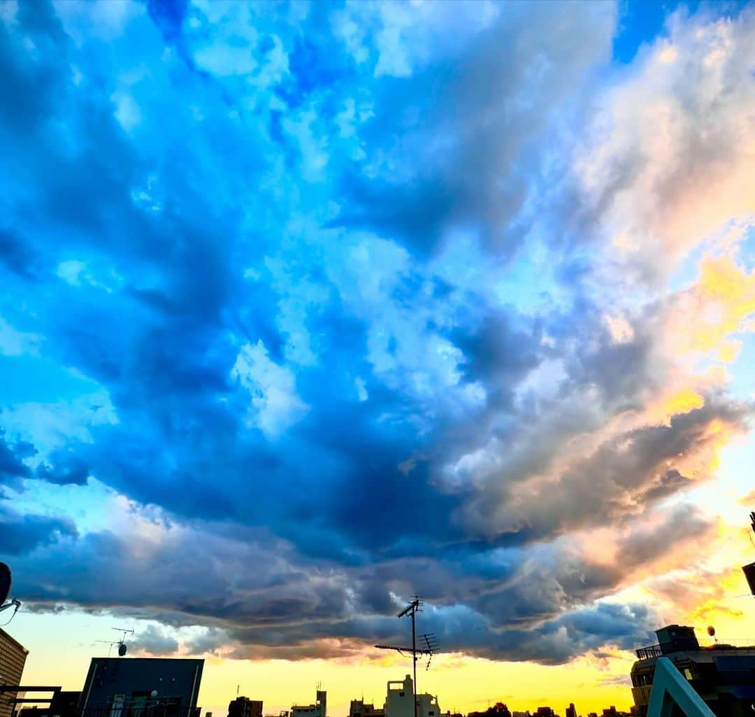 JILLさんのインスタグラム写真 - (JILLInstagram)「朝の空 夕の空  瞬く間に1日が過ぎて行きます。 冬になると空が綺麗だわぁ💕  今日はベランダでマーケットに出展する ミニテーブルに仕上げスプレー、 久々のリメイク部の活動でした。 ———————————— #12月30日大手町三井ホール ———————————— #jillpersonz  #personz  #youtubepersonzチャンネル #note  #jillpersonz  #エアプレ #JILLプレ #ラジオ高崎 #三味線jill屋」11月18日 23時48分 - jillpersonz