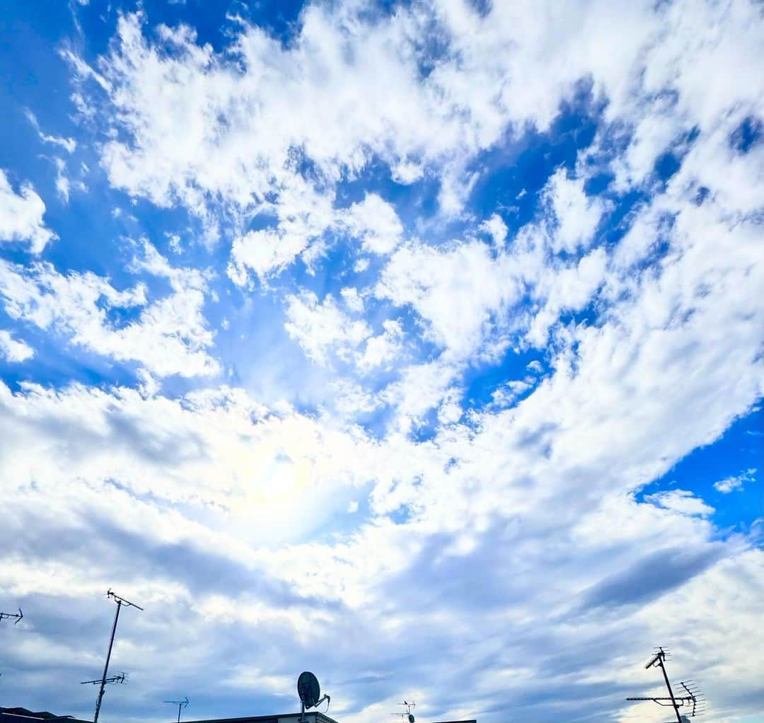 JILLのインスタグラム：「朝の空 夕の空  瞬く間に1日が過ぎて行きます。 冬になると空が綺麗だわぁ💕  今日はベランダでマーケットに出展する ミニテーブルに仕上げスプレー、 久々のリメイク部の活動でした。 ———————————— #12月30日大手町三井ホール ———————————— #jillpersonz  #personz  #youtubepersonzチャンネル #note  #jillpersonz  #エアプレ #JILLプレ #ラジオ高崎 #三味線jill屋」