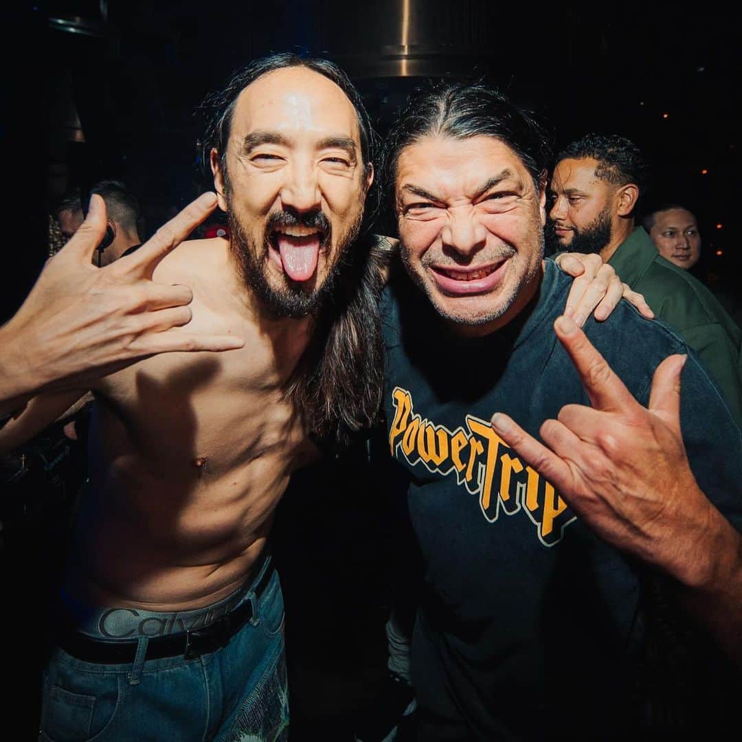 スティーヴ・アオキのインスタグラム：「F1 week 🥳 HiROQUEST 2 album Vegas partay 🤯 1. The bassist of one of my favorite bands of all time coming to see me perform. Faaaaacking sick! @robtrujillo @metallica  2. Lasers more lasers the better 3. Us came out this week too @ernest 🤠  4. Cartagena out now @greeicy 💃 5. My neighbor @sssniperwolf  6. Whenever I see @samasghari I do pushups after he leaves  7. I still can’t believe how they fit in there.  8. @aokijump #1089  9. The HiROQUEST arm cannons I love this part  10. Keep an eye on @itschyl shes killin the game and she’s just getting started @dimmak」