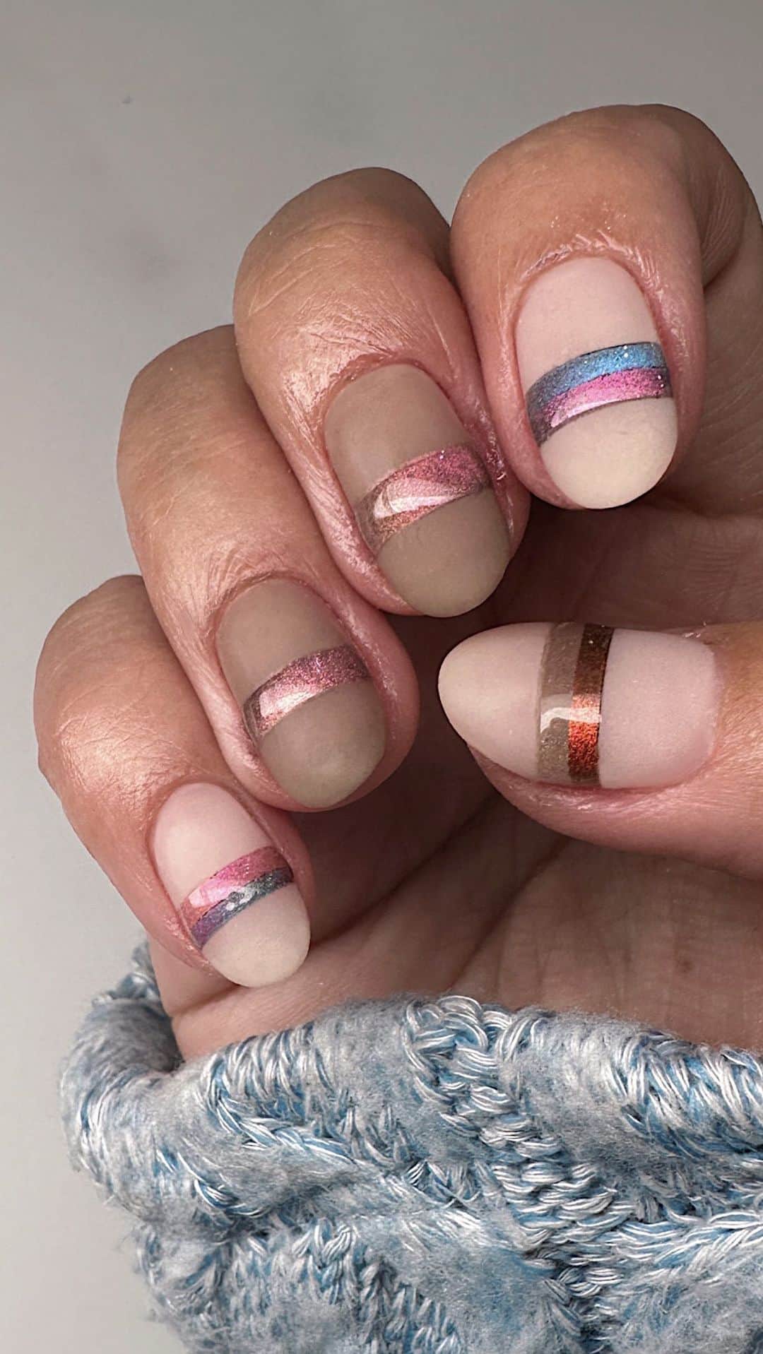 のインスタグラム：「いよいよ明日NAIL EXPO 2023 FANFANのネイルを @shota_otsuka に仕上げてらいました！  MAG AIR使ったdouble line art! @ono_nailfurniture ブース遊びにきてください」