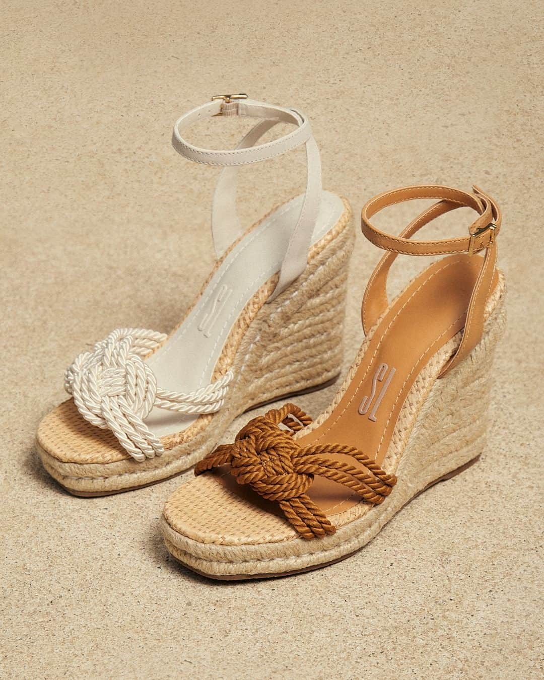 Santa Lollaのインスタグラム：「Chic & fresh, a anabela de salto corda é consagrada como modelo must-have do verão. Nessa coleção, a construção é modernizada com o cabedal trançado manualmente para elevar o fatto a mano com uma estética ainda mais sofisticada. [ R$299,90 cada ] #santalolla #santalollaverao24 #espadrille」