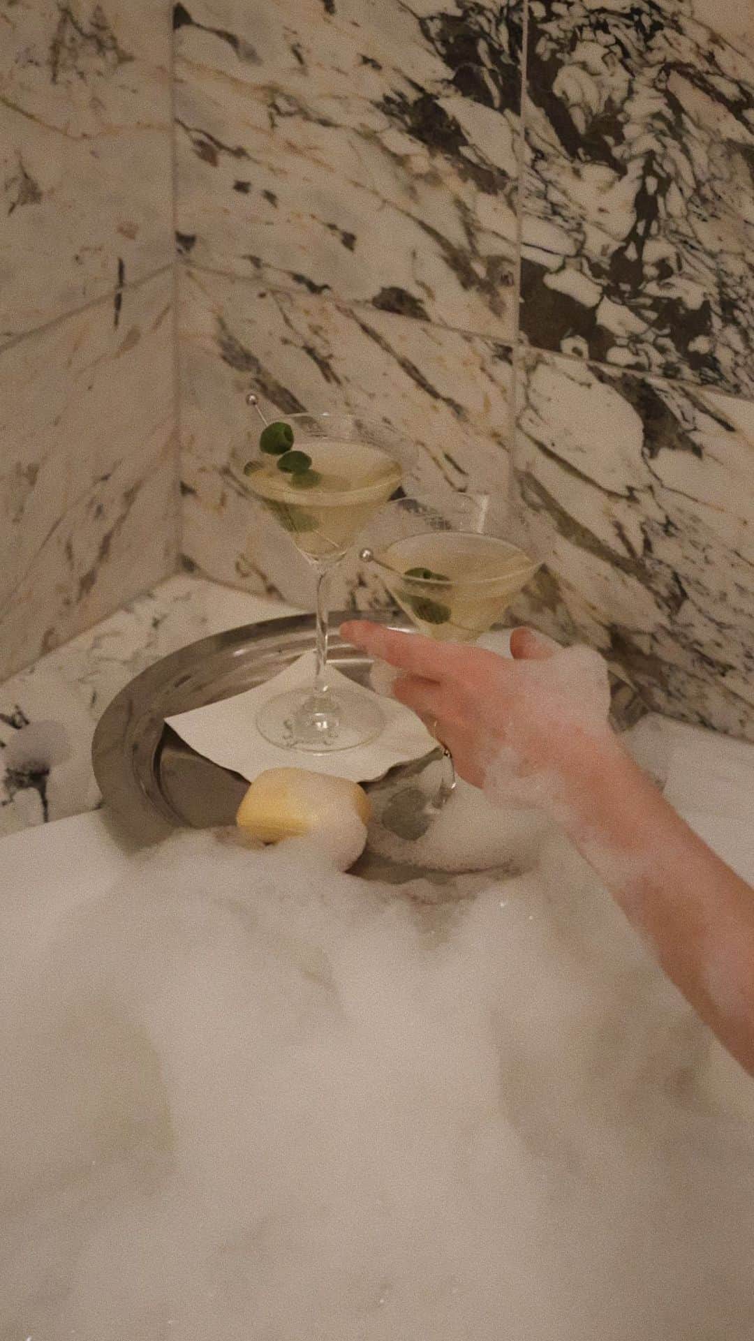 コートニー・ハルヴァーソンのインスタグラム：「Settle the debate : It’s not technically a dirty martini if it’s surrounded by this many bubbles, right? 🛁🍸   From a recent visit to the Carlyle, home to my favorite martini in all of NYC. I have a few friends visiting for the holidays and while I don’t live in the city, I do live adjacent(ish) and have been making a few plans. Top of my list for this time of year is visiting @bemelmansbar at The Carlyle to hear some live piano while sipping martinis. It just feels so quintessentially “Christmas in NY”. Any other classic suggestions I can add to my list? . . . #vintagevibes #classicstyle #thecarlyle #romanticstyle #bathtubmartini  . . @rosewoodthecarlyle」