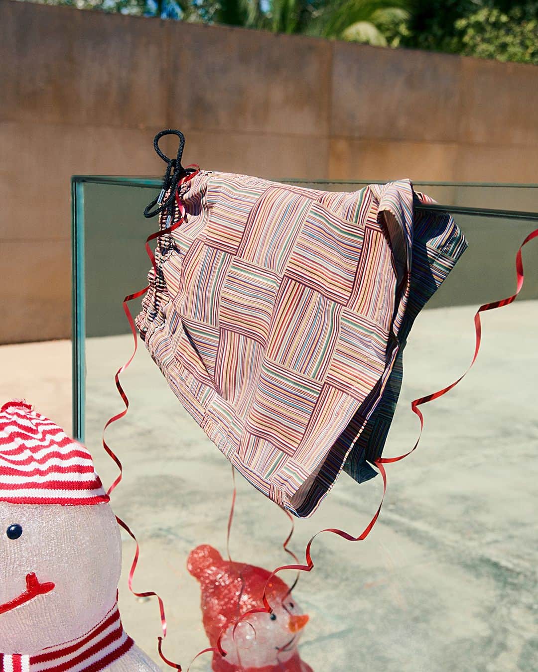 ポールスミスのインスタグラム：「Escaping the cold? We've got you covered.   Tap the link in bio to shop the edit.  #PaulSmith」