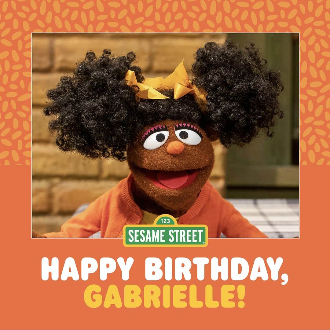 セサミストリートのインスタグラム：「Happy birthday to our amaaazzinnngg friend, Gabrielle! We hope your day is as wonderful as you are! 🧡 #HappyBirthdayGabrielle」