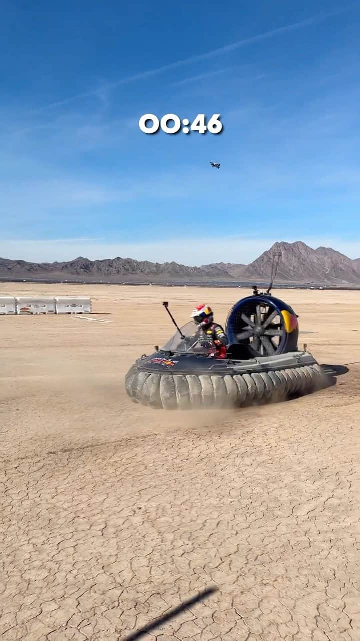 レッドブルのインスタグラム：「racing in unfamiliar terrain for extra practice 🛸  watch both teams racing hovercrafts on youtube.com/redbull 📺  🏁:@maxverstappen1, @schecoperez, @yukitsunoda0511 & @danielricciardo   🛞: @redbullracing & @alphataurif1   #redbull #givesyouwiiings #F1 #motorsports  #LasVegasGP #hovercraft」