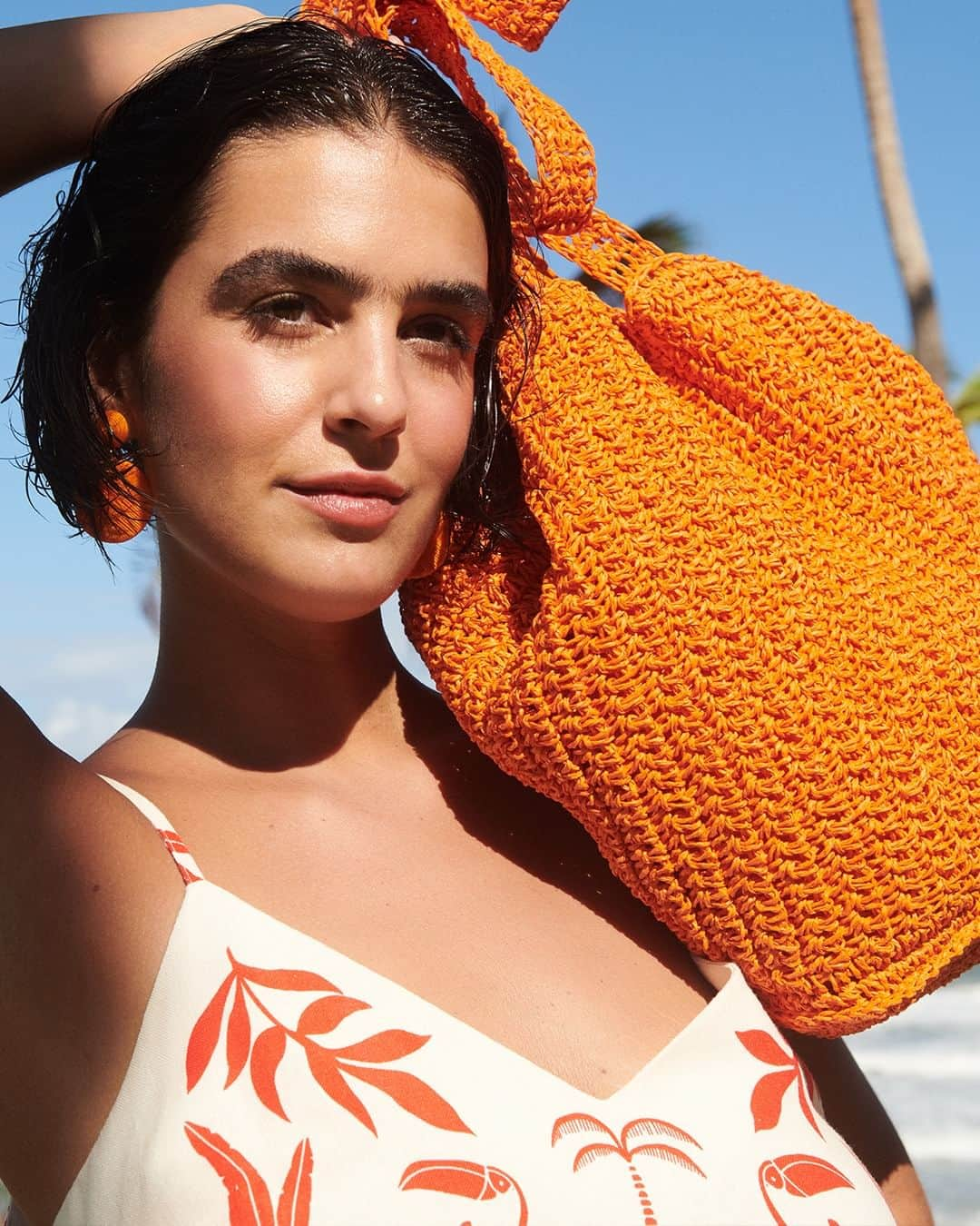 ロジャス・レナーのインスタグラム：「Quer levar o verão por onde você for? ☀️ As bolsas com estilo praiano vão bem em looks para curtir o sol na areia e até nas produções do seu dia a dia pela cidade. Arraste para escolher os modelos que dão todo um charme aos visuais. Clique nas imagens para garantir agora. #AltoVerão #Verão24 #Bolsas #ModaPraia #ModaFeminina   Bolsa rosa 819045400 | Bolsa laranja 823245990 | Bolsa macramê 871246971 | Bolsa bucket 847854722 | Biquíni rosa 877868332 | Canga 804046207 | Brinco laranja 848470721 | Vestido 834044878」