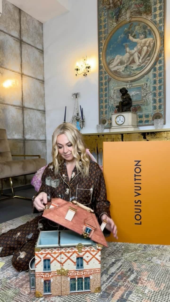 ヤナ・ルドコフスカヤのインスタグラム：「Мини-копия фамильного дома @louisvuitton в Аньере . Именно в этом здании в Аньере расположено фамильное гнездо и известная мастерская по изготовлению сундучков .Оно и остается сердцем и душой дома вот уже более 160 лет . В 2017 г мы были с Женей в этом доме на обеде и экскурсии по мастерским. А теперь у нас в нашей домашней коллекции транков появился вот такой малыш -подарок от друзей на день рождения Евгения ❤️」