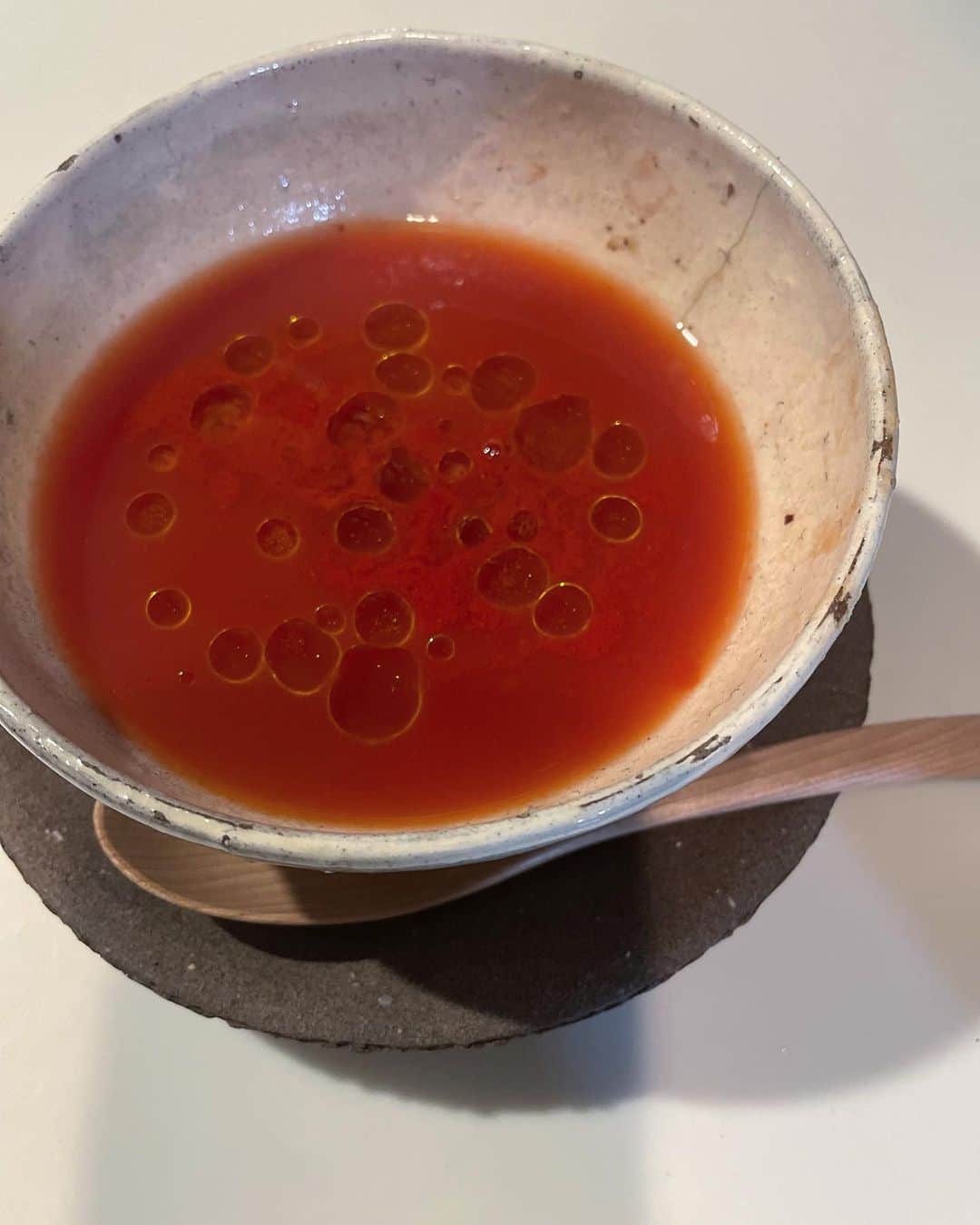 山本浩未さんのインスタグラム写真 - (山本浩未Instagram)「京都BOOKTUREで 佳子ちゃんが振舞ってくれた「赤いお汁」♥️  濃いめに出したお出汁にトマトジュースを同量合わせ温めてチョイ塩で味を整え仕上げにパプリカパウダーとオリーブオイルで出来上がり♥️  すっきりとした酸味と出汁がよく合ってホッとする美味しさ😋  サバなど青魚で作られた #おだしのじん (赤)は血圧を下げ中性脂肪減少効果があり、トマト、パプリカの抗酸化作用＆オリーブオイルの良質の脂肪酸と悪玉コレステロールの減少、と、大人女子に嬉しい内容 なのもいい☺️✌🏻  しかも、 パワーアップの赤 ♥️🟥♥️🟥  佳子ちゃん曰く「お鍋じゃなくてレンチンでもいいわよ」って。 なんて簡単🙌🏻  つー事で、 お徳用出汁パック買いましたー😜🟥  のに、トマトじゃなくて野菜ジュース買っちゃってたよ、ワタシったら😅  それでもね、 美味しゅうございました♥️  #うね乃 #おだしのじん赤  #カゴメトマトジュースを買うはずだったの #カルディ #博多座のオリーブオイル #お汁好き #日本全国横断BOOKTURE #60歳毎日楽しい理由」11月19日 0時12分 - hiromicoy