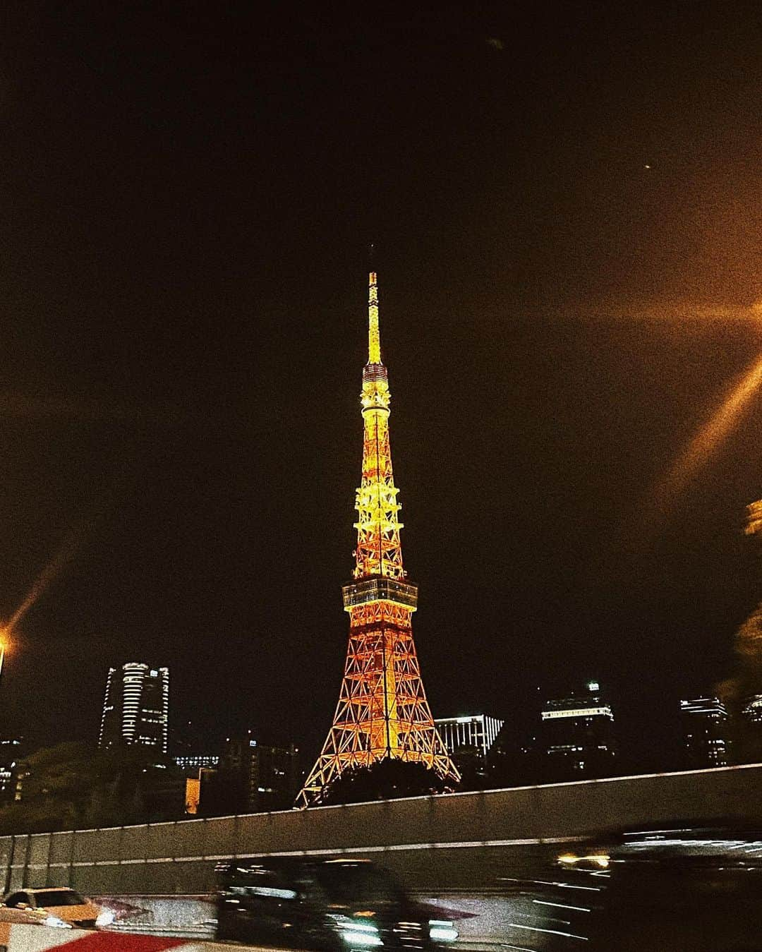 上原歩さんのインスタグラム写真 - (上原歩Instagram)「* 🌙🗼  We can only learn to love by loving.  Jean Iris Murdoch.  ____________________________________________  #love #life #loveislove」11月19日 0時04分 - ayumiuehara