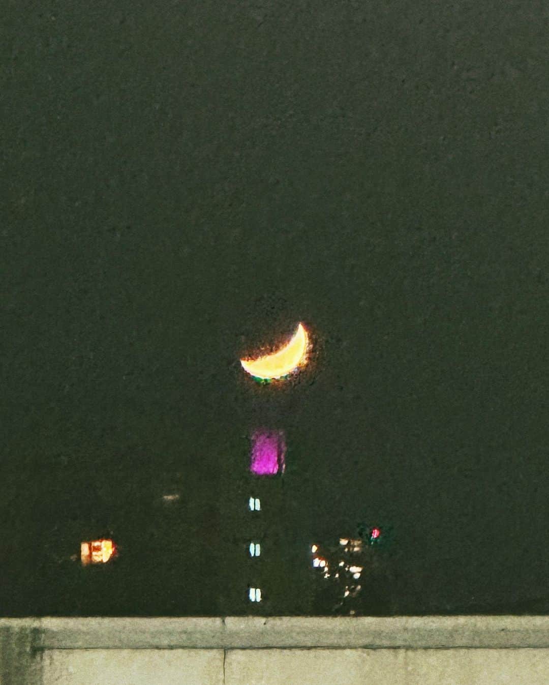 上原歩のインスタグラム：「* 🌙🗼  We can only learn to love by loving.  Jean Iris Murdoch.  ____________________________________________  #love #life #loveislove」