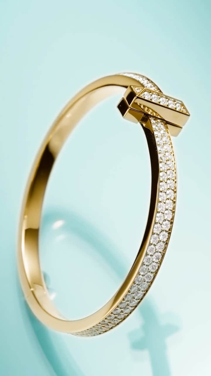 ティファニーのインスタグラム：「Give the gift of timeless sophistication this holiday season. Crafted with precision and passion by our master artisans, this Tiffany T1 bracelet unites modern design with traditional craftsmanship in a scintillating display of brilliance. Link in bio. #ATiffanyHoliday #TiffanyT #TiffanyAndCo」