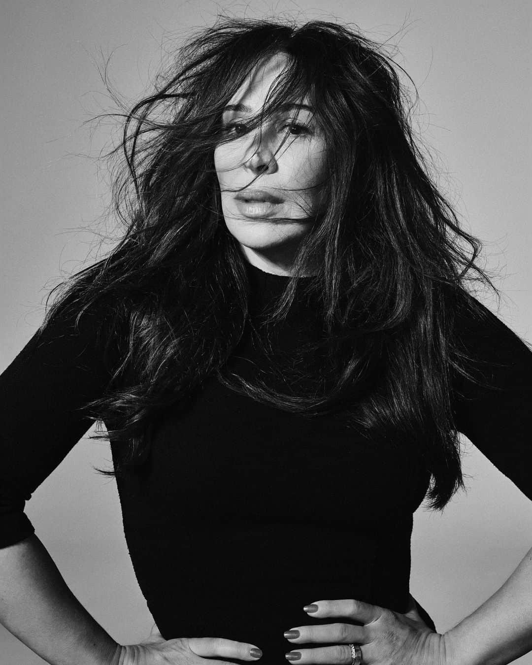Claudia Raiaのインスタグラム：「Que trabalho impecável, resultado de uma jornada de trabalho de 30 anos de muita dedicação e paixão pelo seu ofício! Que sorte encontrar seus talentos e sua amizade nessa vida Pretz, te celebro! ❤️  #AleDeSouza30  Foto @euthiagobruno  Styling @julianoezuel  Beleza @aledesouza1970  Equipe de beleza @andersonvalent  Estúdio @cena.creators」