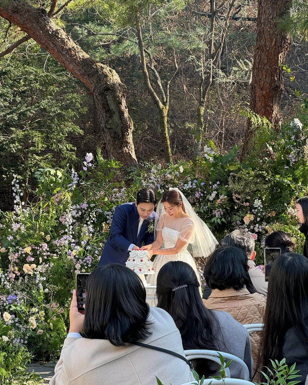 ヘリ さんのインスタグラム写真 - (ヘリ Instagram)「“혜리야 나 결혼해. 축사 부탁해도 될까?”  여러가지 감정이 뒤섞였던 날이 엊그제 같은데… 울언니 오늘 결혼했어요 🥹🤍 세상에서 제일 예뻤던 소진언니💗 지구에서 제일 많이 축하해요!!!! 행복해야해요🌷🌷」11月19日 0時06分 - hyeri_0609