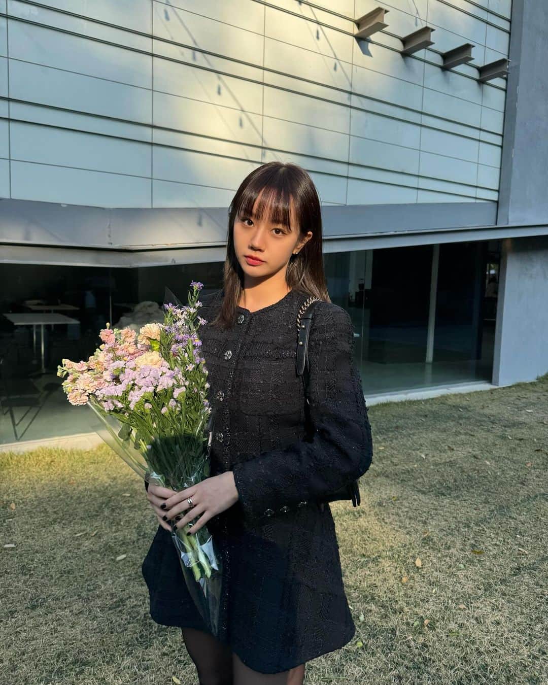 ヘリ さんのインスタグラム写真 - (ヘリ Instagram)「“혜리야 나 결혼해. 축사 부탁해도 될까?”  여러가지 감정이 뒤섞였던 날이 엊그제 같은데… 울언니 오늘 결혼했어요 🥹🤍 세상에서 제일 예뻤던 소진언니💗 지구에서 제일 많이 축하해요!!!! 행복해야해요🌷🌷」11月19日 0時06分 - hyeri_0609