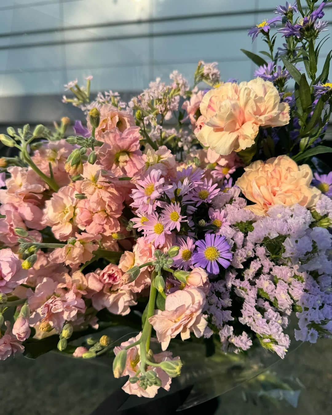 ヘリ さんのインスタグラム写真 - (ヘリ Instagram)「“혜리야 나 결혼해. 축사 부탁해도 될까?”  여러가지 감정이 뒤섞였던 날이 엊그제 같은데… 울언니 오늘 결혼했어요 🥹🤍 세상에서 제일 예뻤던 소진언니💗 지구에서 제일 많이 축하해요!!!! 행복해야해요🌷🌷」11月19日 0時06分 - hyeri_0609