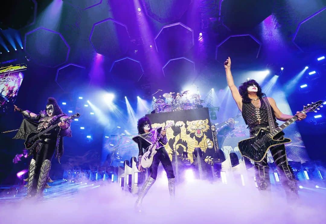 KISSのインスタグラム：「#MONTREAL! You're NEXT! Let us hear you, #KISSARMY!  @centrebell #EndOfTheRoadTour」