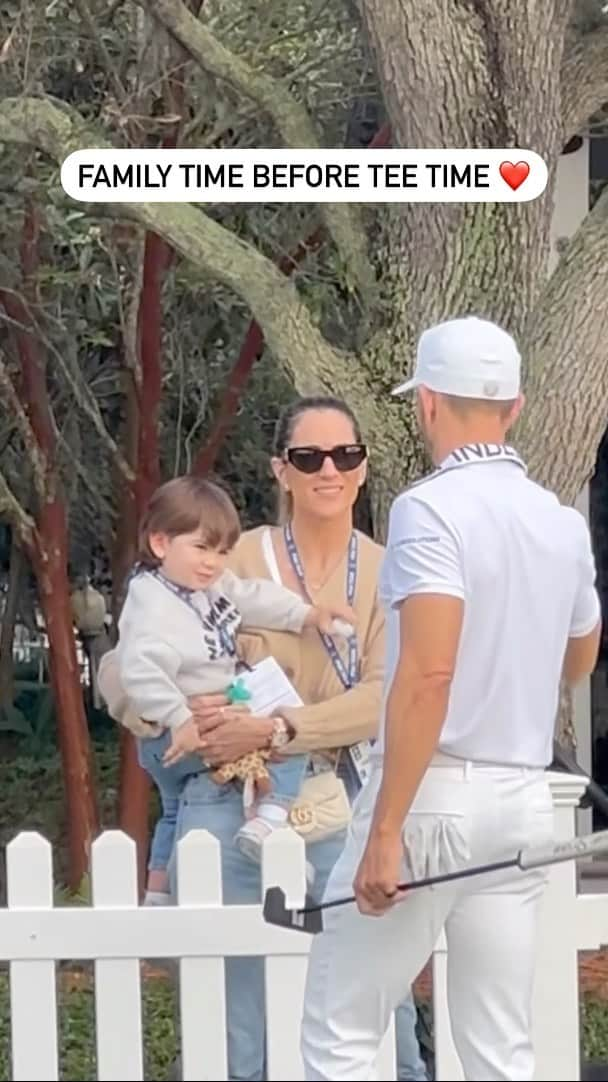 PGA TOURのインスタグラム：「@CamiloVillegasOfficial greets his family before the round 🥹」