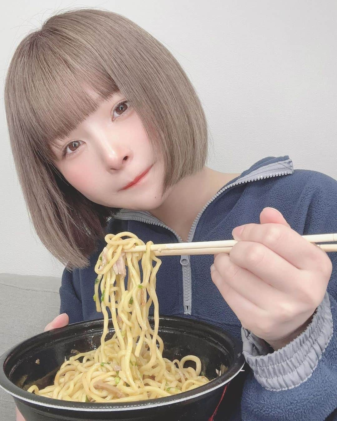 ひっそりゆうみのインスタグラム：「この時間に食べる麺、罪深すぎる。」