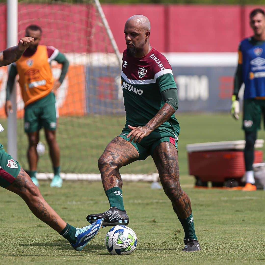 フェリペ・メロさんのインスタグラム写真 - (フェリペ・メロInstagram)「Sábado de muito treino e muito sol graças a Deus!!  #Deusebom #Fluzao #Fluminense #rio50graus☀️🔥   📸 @marcelogoncalves.photo 💚❤️🦁💚❤️」11月19日 0時09分 - felipemelo