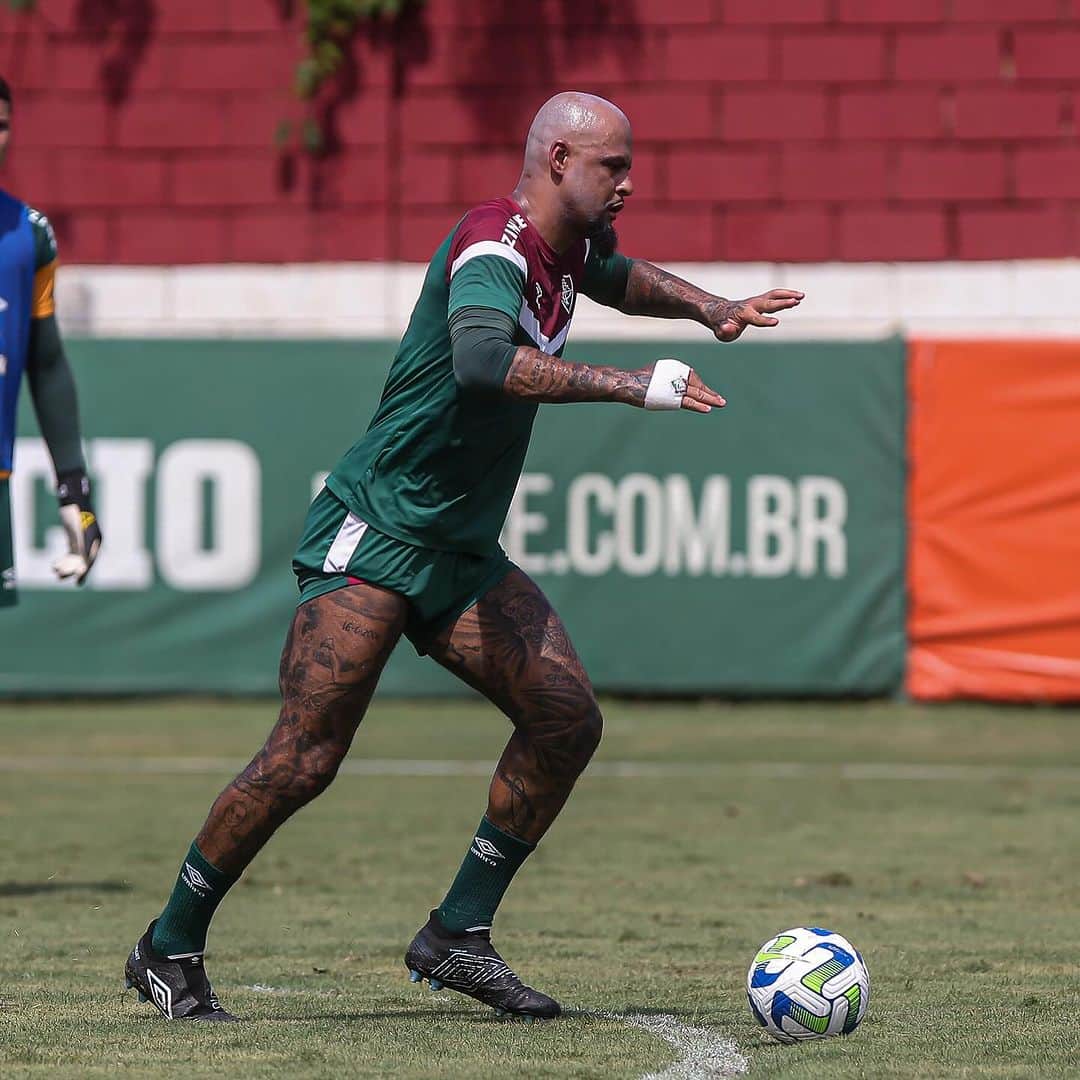 フェリペ・メロのインスタグラム：「Sábado de muito treino e muito sol graças a Deus!!  #Deusebom #Fluzao #Fluminense #rio50graus☀️🔥   📸 @marcelogoncalves.photo 💚❤️🦁💚❤️」