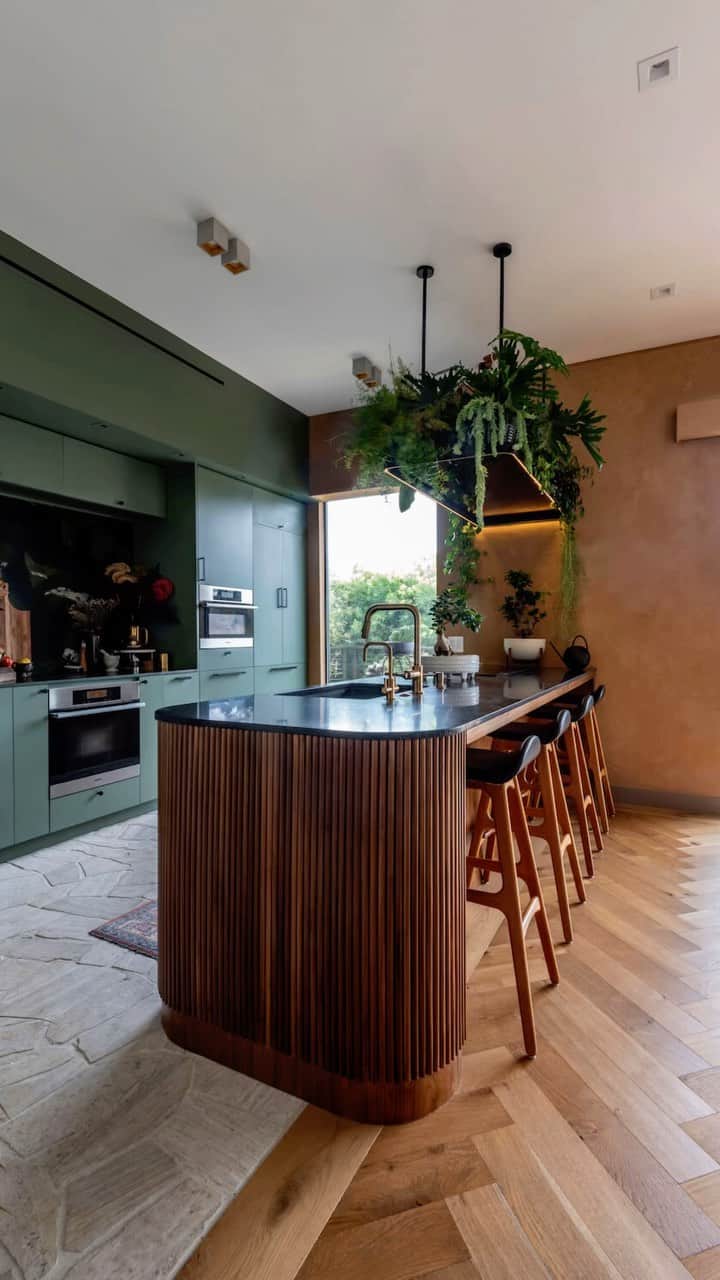 Sweeten Homeのインスタグラム：「We love the Mid-century modern and Old Hollywood details in this Laurel Canyon renovation.   Design by @thedesignstalker. Renovated with Sweeten ✨」
