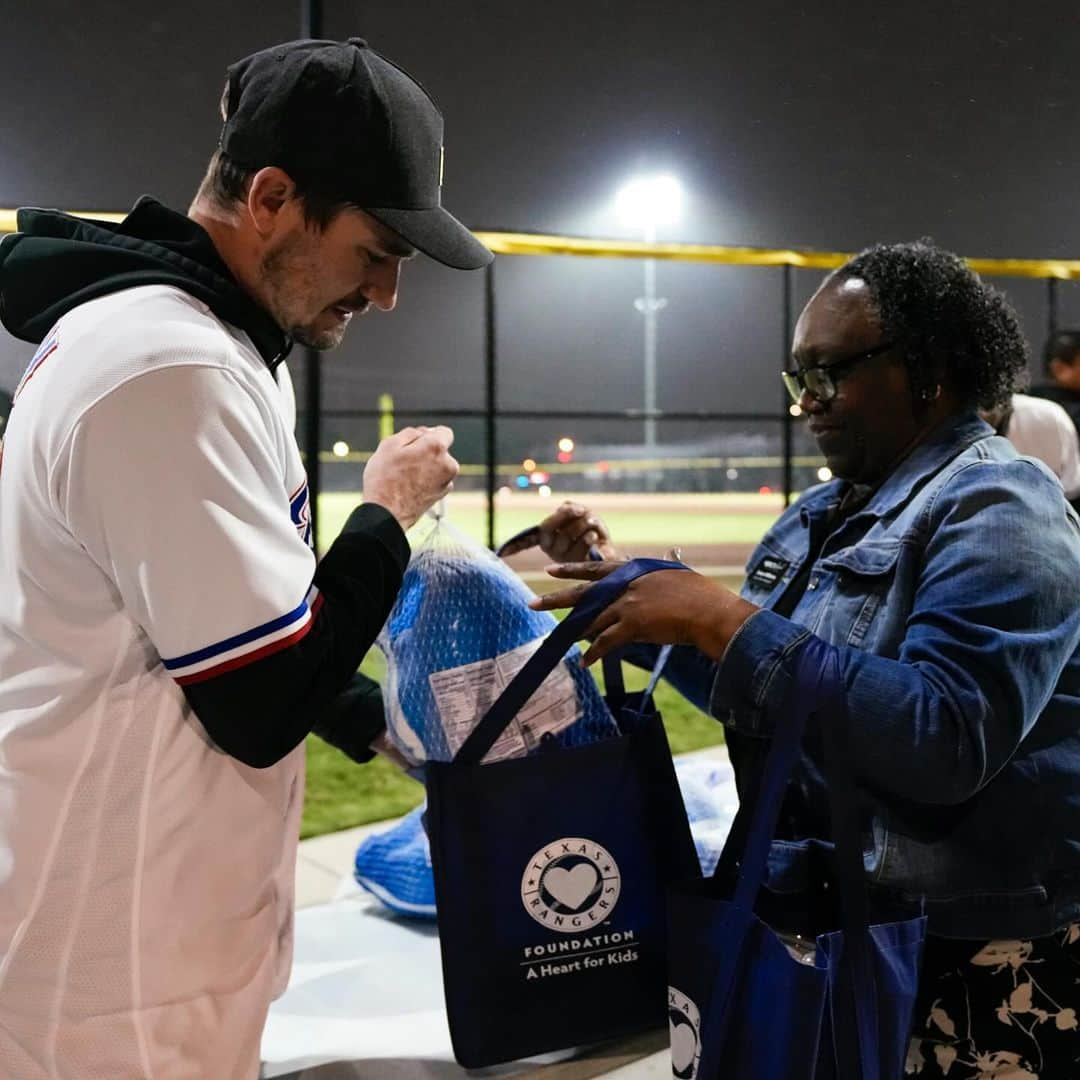 テキサス・レンジャーズさんのインスタグラム写真 - (テキサス・レンジャーズInstagram)「Last night, we served 250 Thanksgiving meals to those in need with help from @krogerdfw and @buckner_intl.」11月19日 0時11分 - rangers