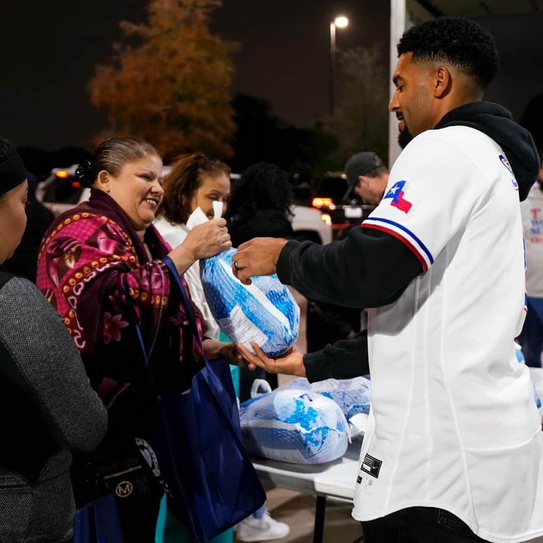 テキサス・レンジャーズさんのインスタグラム写真 - (テキサス・レンジャーズInstagram)「Last night, we served 250 Thanksgiving meals to those in need with help from @krogerdfw and @buckner_intl.」11月19日 0時11分 - rangers