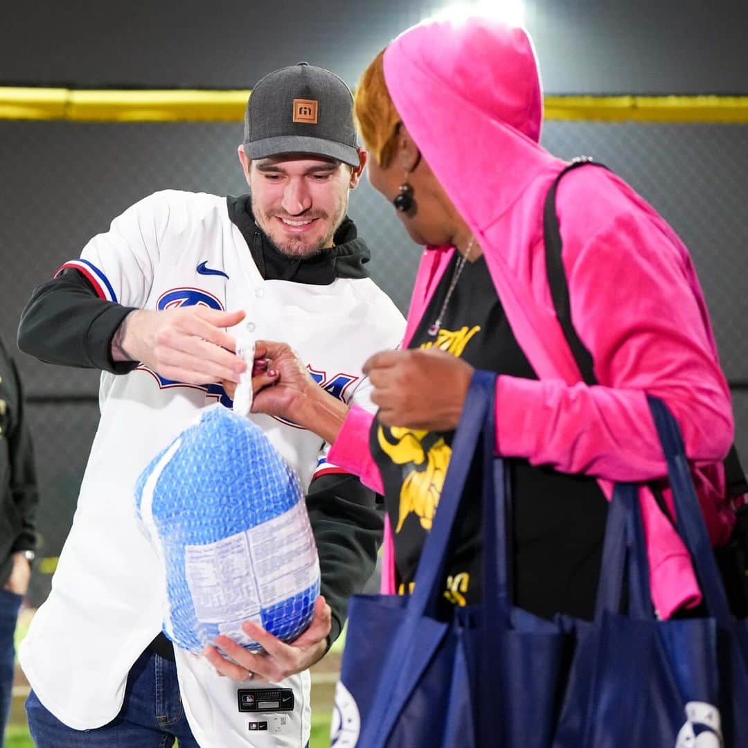 テキサス・レンジャーズのインスタグラム：「Last night, we served 250 Thanksgiving meals to those in need with help from @krogerdfw and @buckner_intl.」