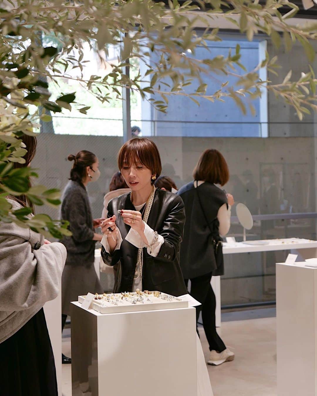 chieko6のインスタグラム：「pop up DAY3  土曜日はよく晴れて穏やかな気候、 今日も沢山のお客様がご来店下さいました:-) ありがとうございました！  お客様は皆さまお声がけすると、悩まれているので、 一緒にコーディネートを考えたり、、 お好きなアイテムを手始めに、組み合わせをご提案すると どれを組み合わせてもかわいいんですね、と皆様同じくおっしゃってくださいます。 また、ゴールドシルバーとのミックスが、自分の中ではなかったので、それが新鮮というフレーズは何度もお聞きしました。  皆さまと直接触れ合う機会は有り難く、楽しく、私にとっては本当にかけがえのないもので、糧となってくれます。  明日19日はいよいよ最終日！！皆さまのご来店を @hiros23 @guuguu913 とともに心よりお待ちしております。」