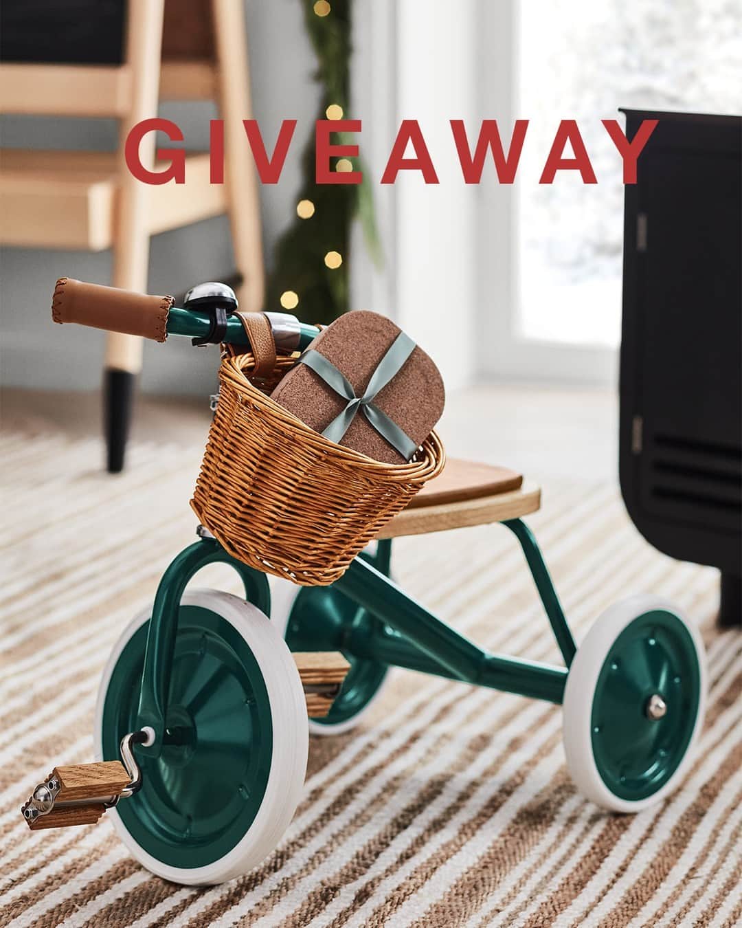 ジャスミン・トゥークスのインスタグラム：「🚨 Giveaway alert! We partnered with entrepreneur and model @rocky_barnes for our holiday gift guide (see all of her picks at our link in bio). Now we are giving away one of her favorite gifts—our Banwood toddler trike—to one lucky winner!  For your chance to win:  - Like the post.  - Comment a 🚲 and tag a friend.  - Make sure to follow @crateandkids.  Enter 11/18–11//20 at crateandbarrel.com/terms. No purchase necessary. Restrictions apply. Subject to Official Rules. Void where prohibited. Not sponsored or endorsed by Instagram.  #Giveaway #GiftGuide #HolidayGiftGuide #ToddlerTrike #KidsBike」