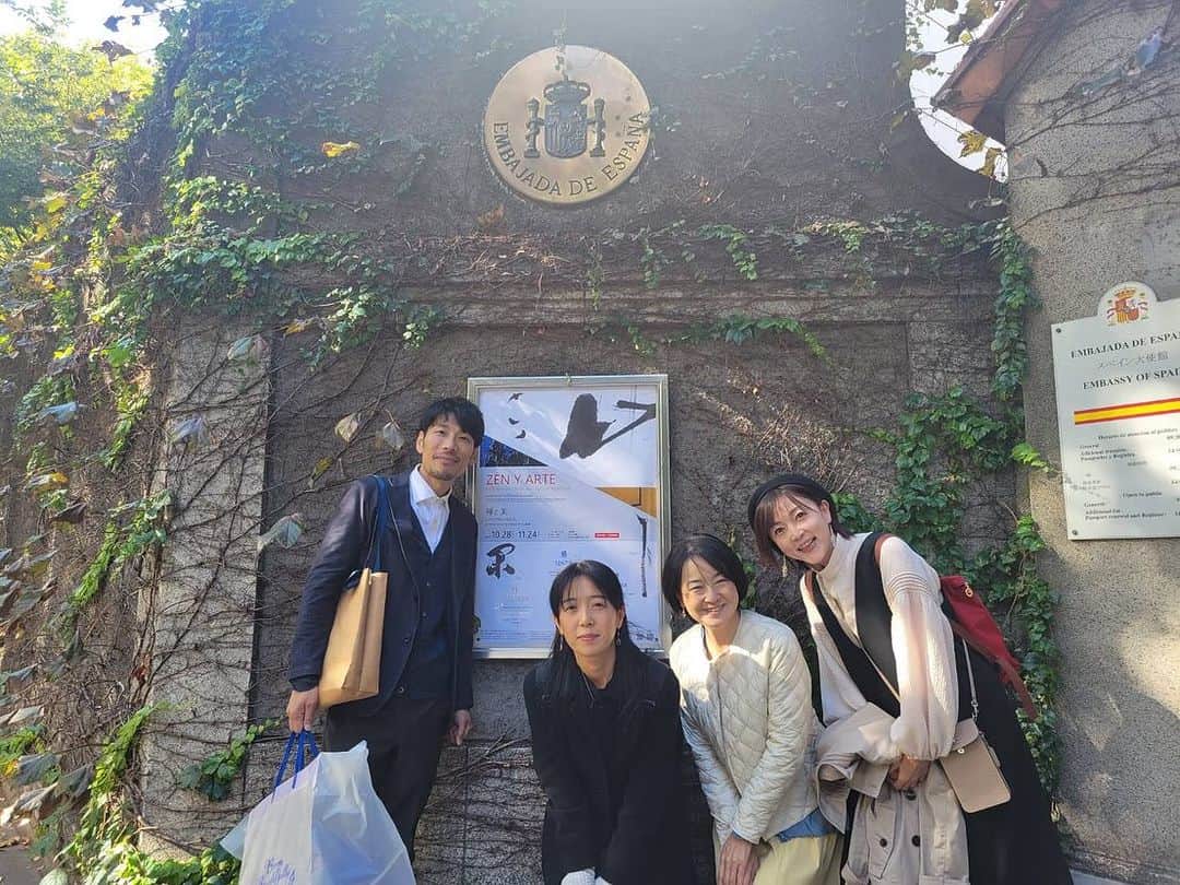 川田御早希のインスタグラム：「駐日スペイン大使館で開催中の「禅と美 -スペインからのまなざし-」展 銅像写真家の広田勇介さんによる解説ツアーに友人達と参加しました！ コシノジュンコさんの作品や白隠慧鶴、山岡鉄舟、東郷平八郎元帥の書も☆  入場無料 （会期：～11月24日（金） 駐日スペイン大使館、執行草舟コレクション・戸嶋靖昌記念館主催、臨済宗円覚寺派大本山 円覚寺、サラマンカ大学、国際交流基金協力による「禅と美ースペインからのまなざし」展」