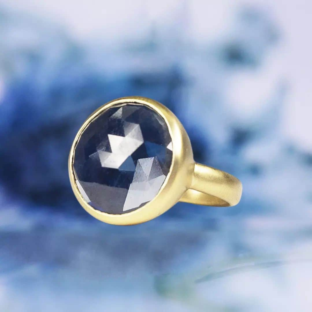 ミーアンドローのインスタグラム：「A one and only 9.35 carat deep ocean blue sapphire ring ready for the Holidays!」