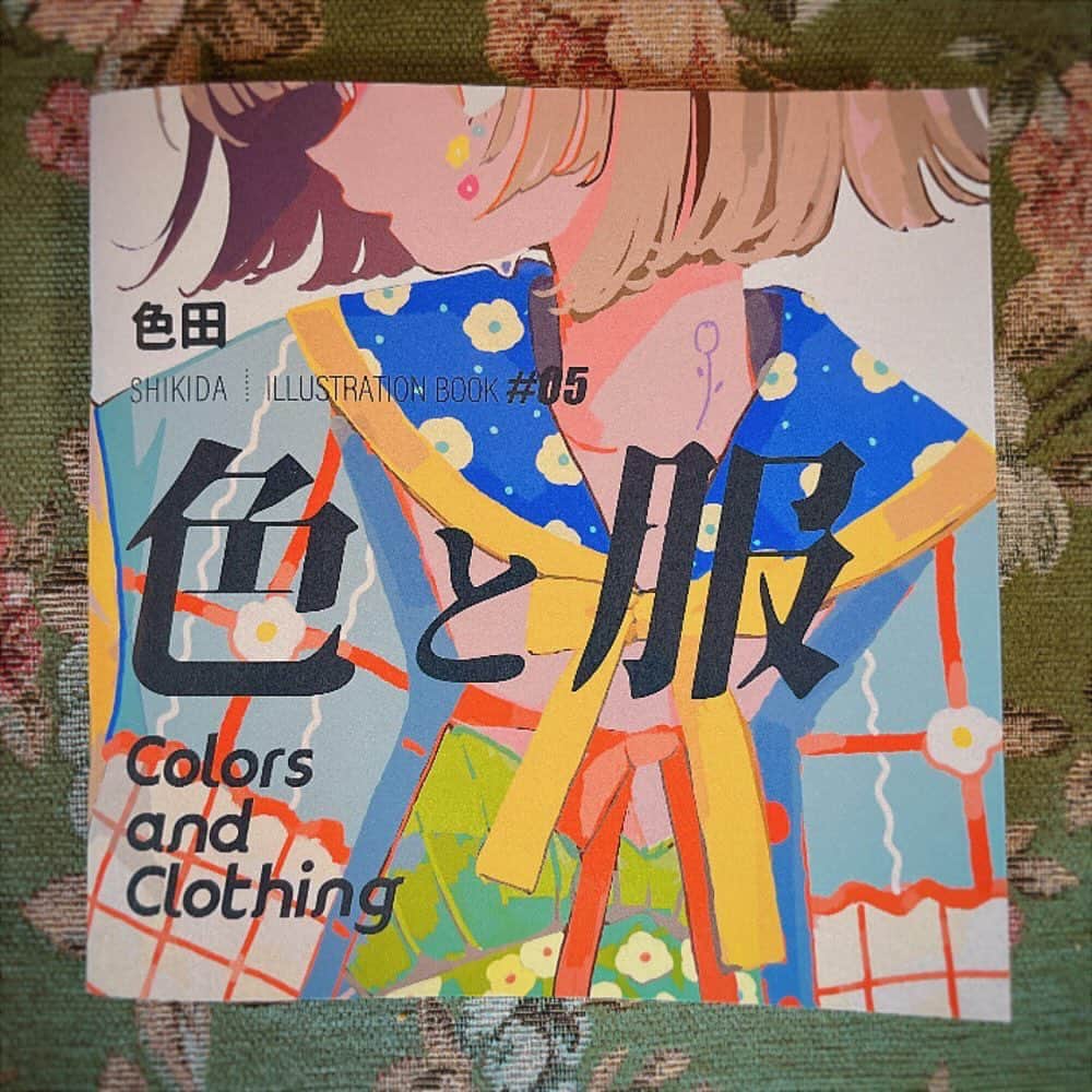 色田のインスタグラム：「｜💌イラスト本通販につきまして💌｜  通販分を再発注している関係上、 通販開始は【12月中旬ごろ】になりそうです。 お待たせしてしまい申し訳ありません😿 もうしばらくお時間ください……！  ※通販のラインナップは新刊イラスト本「色と服」のみです。  ※今回も日本国内への発送に限ります。ただし今後、海外への発送も検討します。  #illustration #art #イラスト #イラストレーター #イラストレーション #いらすとぐらむ」
