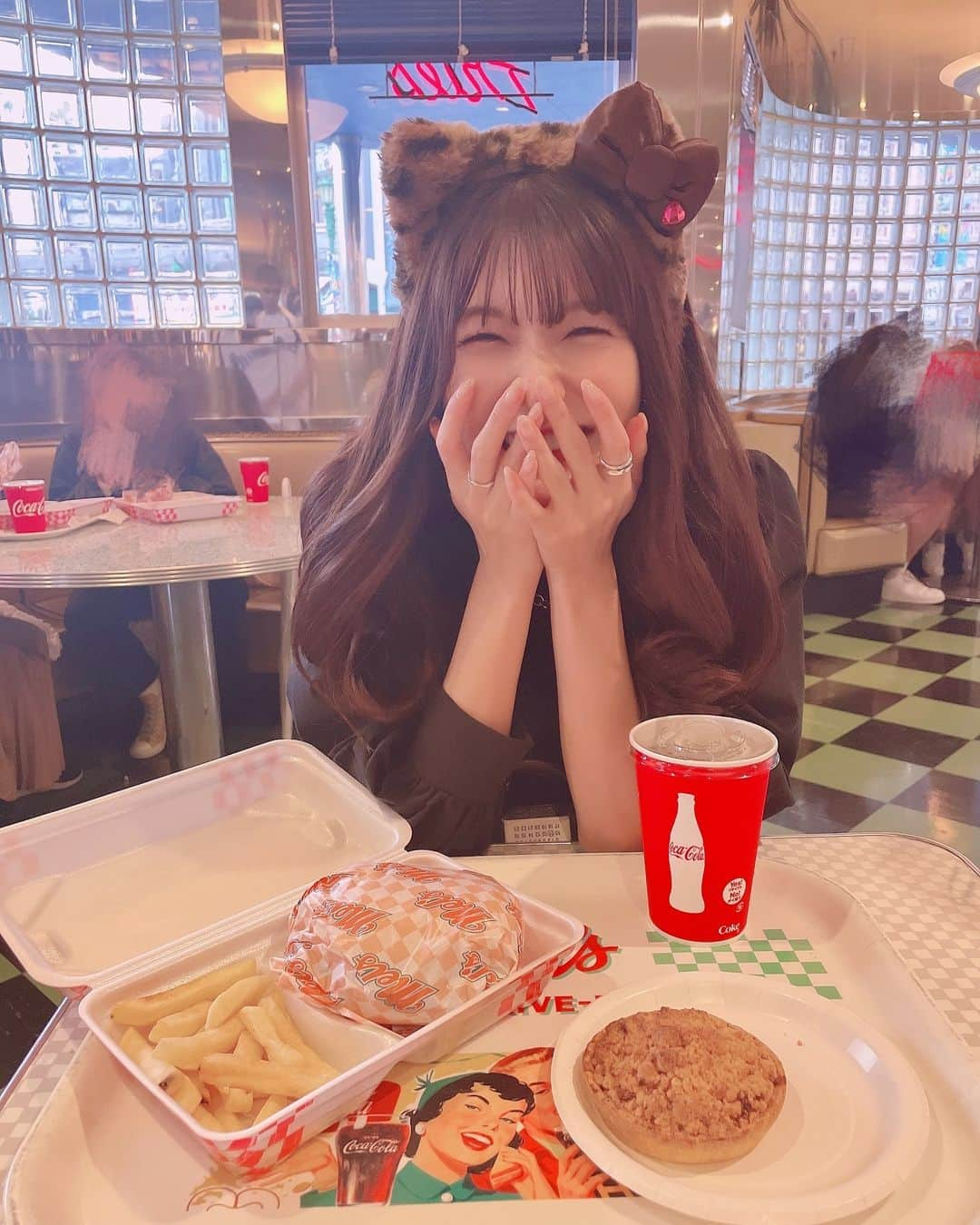 彩川ひなののインスタグラム：「#ユニバ いっぱい食べました❤︎  ハンバーガーセットにパイにキティまんにチュロスにポークリブにジョーズドッグにプリンにえとせとら🤤🤤  それはもうはぴねすすまいるです( ◜ω◝ )❤︎  #ユニバフード #ユニバグルメ  #キティちゃん #ユニバカチューシャ  #ユニバーサルスタジオジャパン #universalstudiosjapan #usj #ユニバコーデ #大阪旅行   #彩川ひなの #japanesegirl #自拍 #模特 #粉我 #swag #动漫 #扎心了#맞팔 #东京 #몸스타그램 #เซ็กซี่ #น่ารัก #น่ารักจัง #photooftheday #followme #instagood」