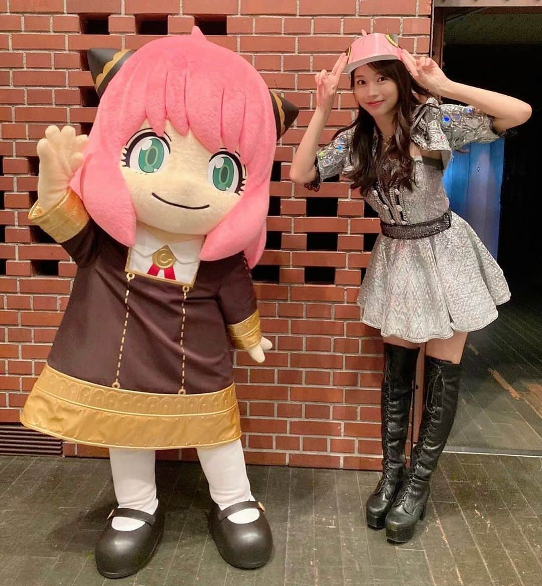 牧野真莉愛さんのインスタグラム写真 - (牧野真莉愛Instagram)「♡ ♡ 💕💖テレ東60祭 @なぜか横浜赤レンガ💖💕 2023.11.15(水)～19(日)🍌横浜赤レンガ倉庫 イベント広場 🎀 『テレ東60祭オープニングイベント』終了後、 出川哲朗さんいるかなー？って探検してたら･･･ アーニャに遭遇した❣️❣️マァーニャ🐰 かわいいアーニャ💕だいすき❤️ 映画も楽しみにしてるね💗💗💗  🥜🥜🥜🥜🥜  ✨🎵テレ東60祭！ミュージックフェスティバル2023🎵✨ テレビ東京さん🍌11月15日(水)放送 モーニング娘｡'23 出演させていただきました。 ありがとうございました💖💖💖 ♡ ♡  #テレビ東京 さん #tvtokyo #テレ東 #テレ東60祭 #横浜赤レンガ倉庫  #SPY_FAMILY #スパイファミリー #アーニャ #ナナナ  #テレ東60祭Mフェス #モーニング娘23 #牧野真莉愛」11月19日 0時45分 - maria_makino.official