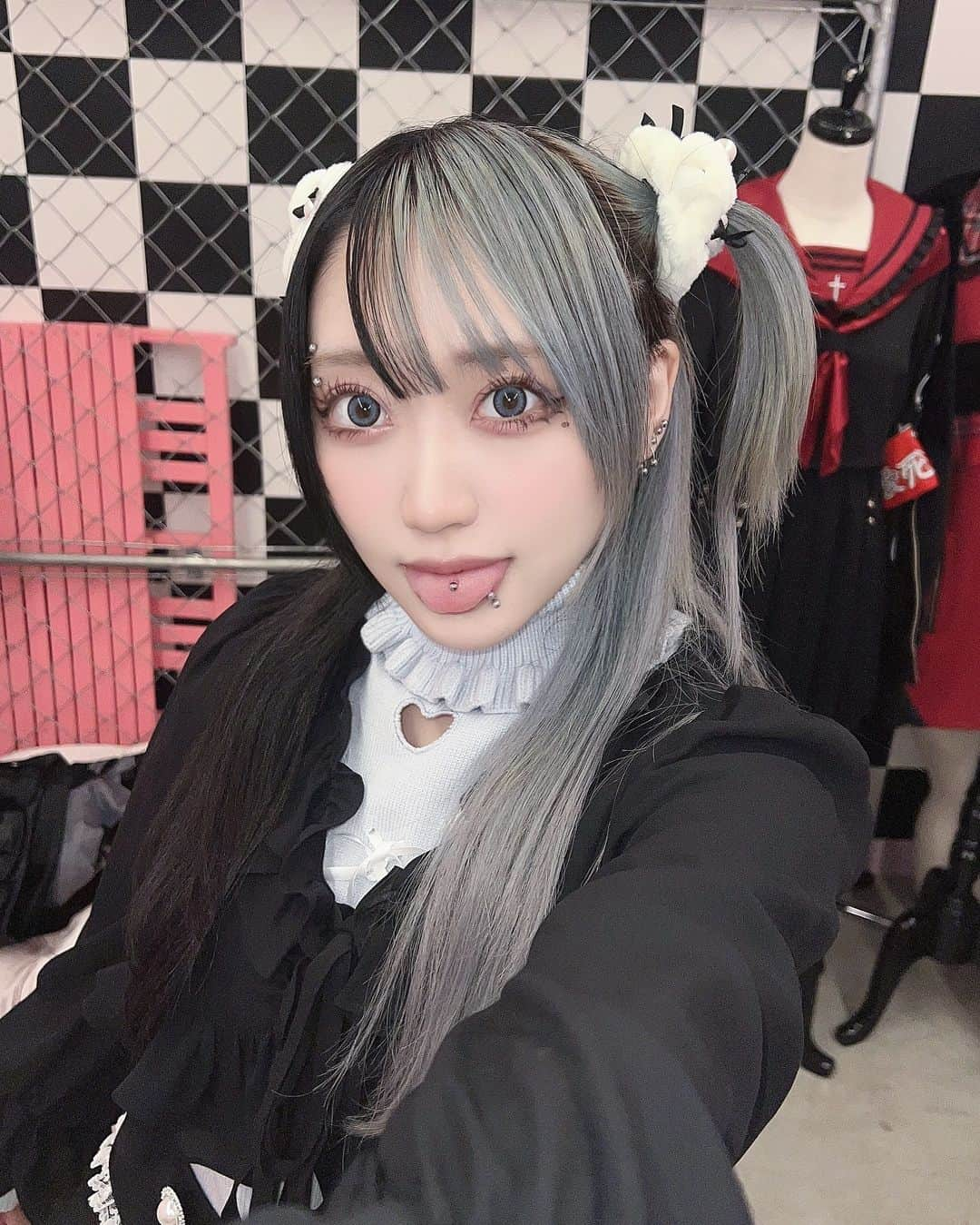 シイナナルミのインスタグラム：「🩵🖤🩵🖤🩵🖤🩵🖤 ⁡ 顔面ピアスバチバチにあいてる女が たまに撮影とかで甘めな服装するのが "良い"んだよね？わかるわかる ⁡ 甘々なシイナナルミを拝むことが出来るのは Ank Rougeさんのおかげなので オタクの皆 はアンクへ『感謝』を。 ⁡ ⁡ ⁡ いよいよ生誕祭まであと…6日！！！！！ 配信チケットも公開されました！！！ ⁡ 普段あまり歌えない曲とかも歌います♡ 会いに来てね♡ ⁡ ▼現場チケット https://t.livepocket.jp/e/v1v9- ⁡ ▼配信チケット https://t.co/sPuxs8bJfw  #シイナナルミ生誕祭2023 #シイナナルミ #ankrouge #量産型 #量産型コーデ #量産型女子 #ピアス #ピアス女子 #サブカル #サブカル女子 #サブカル地雷 #ハーフツイン #ハーフツインテール #派手髪 #派手髪女子 #舌ピ #ツートン #ツートンカラー」