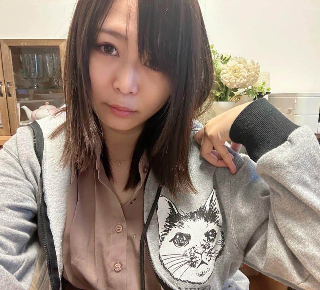 小野さゆりのインスタグラム：「眼帯しなくても髪の毛で隠せば大丈夫な気がしてきた✨ 大好きなM'smarketのサラダランチ🥺 大好きなともさんといただけてしあわせだた🥺」