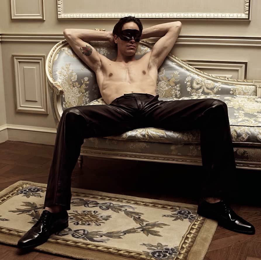ジトロワのインスタグラム：「LA PEAU SE SOUVIENT | Andre Van Noord photographed by @Jeanbaptistemondino. #jitrois2003  Styled by  @franckbehamou #jeanbaptistemondino @andrevannoord」