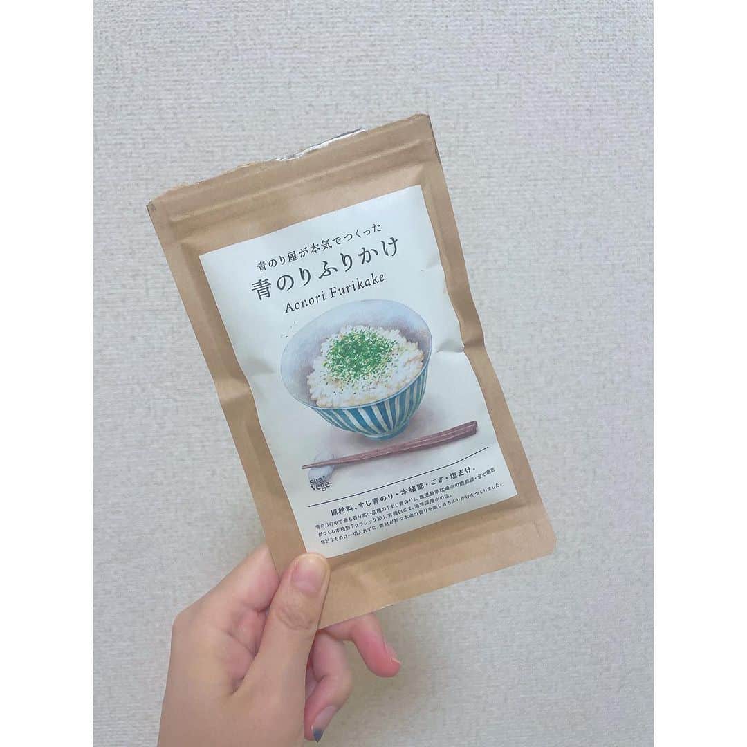 佐々木瞳さんのインスタグラム写真 - (佐々木瞳Instagram)「【海からのプレゼント🌊青のふりかけ】  先日、新宿伊勢丹で行っていたイベントで購入した  @seaveges の青のりふりかけ🌊  おしゃれなパッケージにまず目を止めたんだけど、  中身にもとてもこだわりが✨  あたたかいごはんの上でも磯の香りが引き立つスジアオノリと、 鹿児島県枕崎市の鰹節屋・金七商店さんの日本一と呼ぶほどの鰹節、 有機で育てられた白ごま、 高知県室戸岬の海洋深層水でつくられた塩で味つけした、カラダに優しい美味しいふりかけ🍚  ふりかけだけで特別な気分になりました〜🙌  もちろん海藻は水溶性食物繊維で、腸活に◎  この時期、お歳暮や贈り物にもいいかも🎁  #発酵 #発酵おうちごはん #lifestyle #発酵食品 #麹 #発酵おうちおやつ #ダイエット #体質改善 #栄養 #腸活 #発酵文化 #hakko #美腸 #美容 #healthy #美肌 #腸内環境 #日本の知恵 #発酵糀 #腸からキレイ #食物繊維 #腸活」11月19日 0時52分 - hitomihappygirl1026